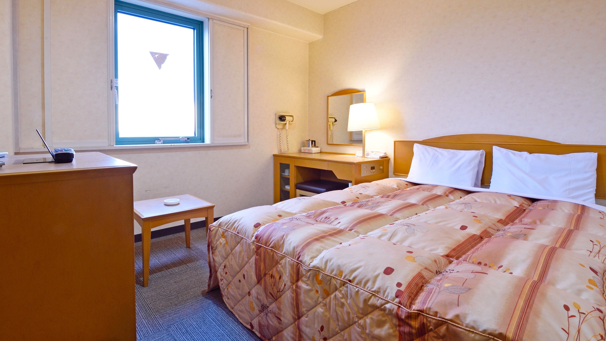 [Double Room] A double bed for couples or married couples to relax in.