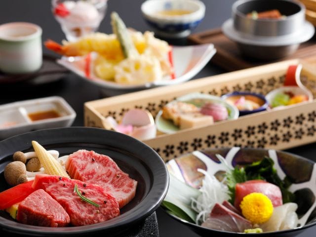 Món Kaiseki thịt bò đen Nhật Bản bằng gốm