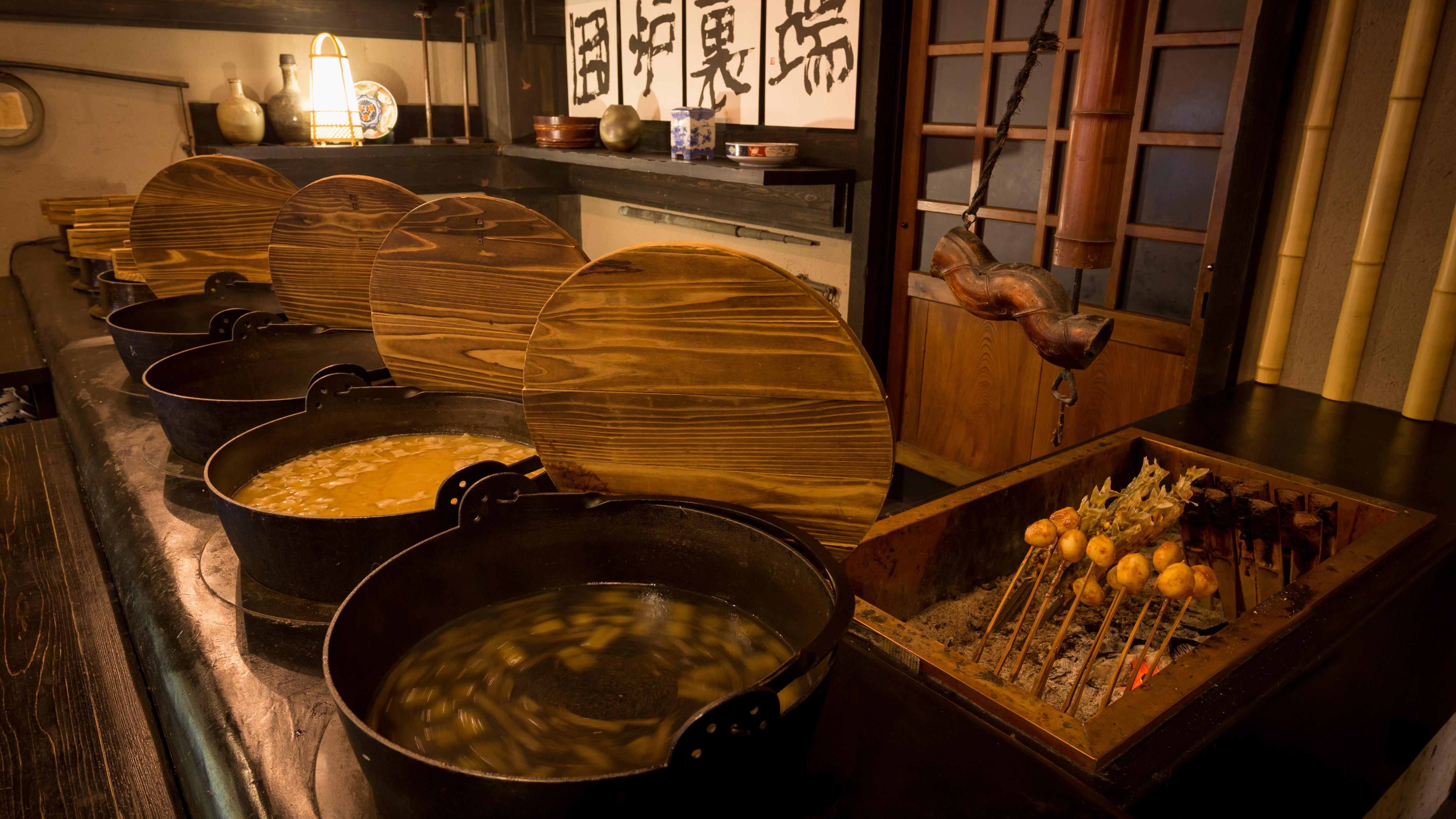 蕎麥麵和下野自通雞等“鐮戶料理”採用了由專門工匠製作的特殊食材。 .. ..