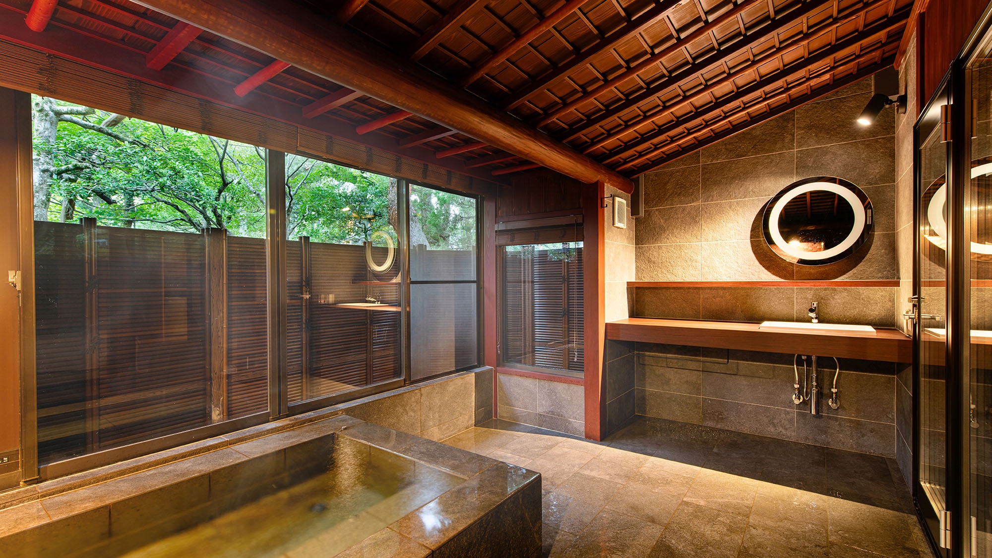 [Asaga Room: Premium] Awazu Onsen, free-flowing hot spring water. Open the window to create a spacious open-air bath.