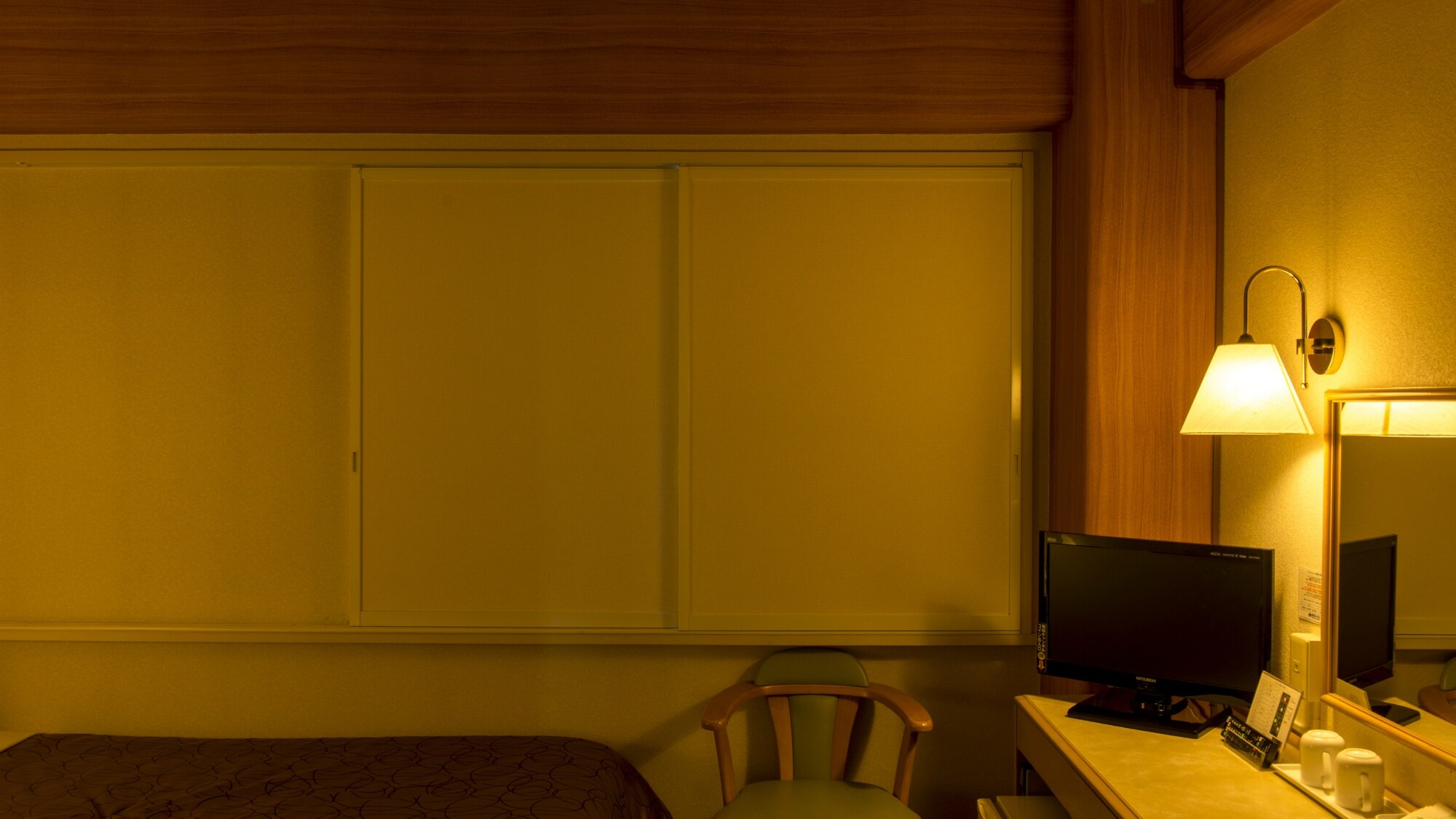 [Kamar] Kami menyediakan tidur yang nyaman bagi tamu kami dengan pintu geser yang menyediakan insulasi yang sangat baik, penghalang cahaya, dan kedap suara.