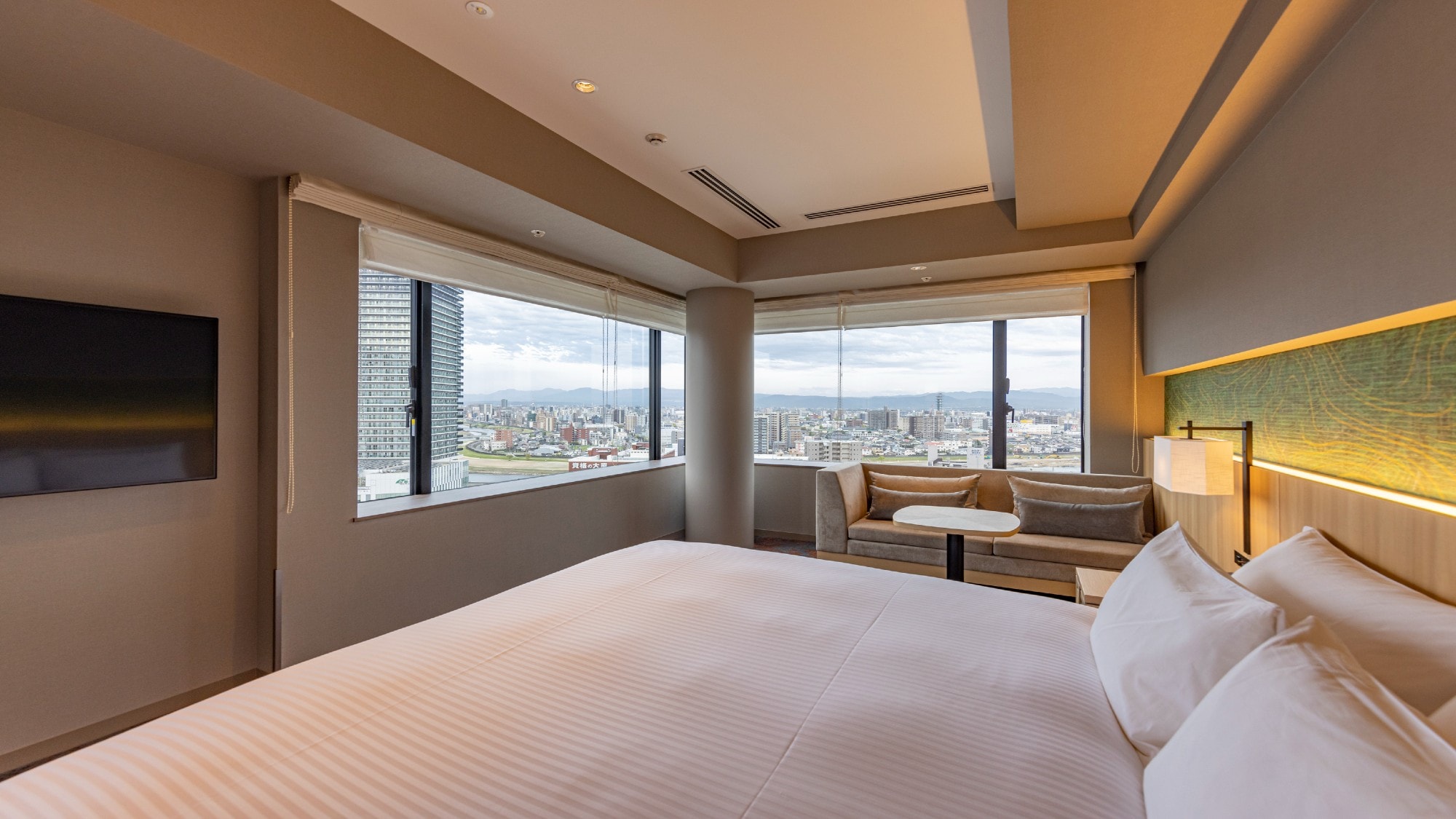 [Deluxe corner king] A corner room where the bright light of Kumamoto comes in.