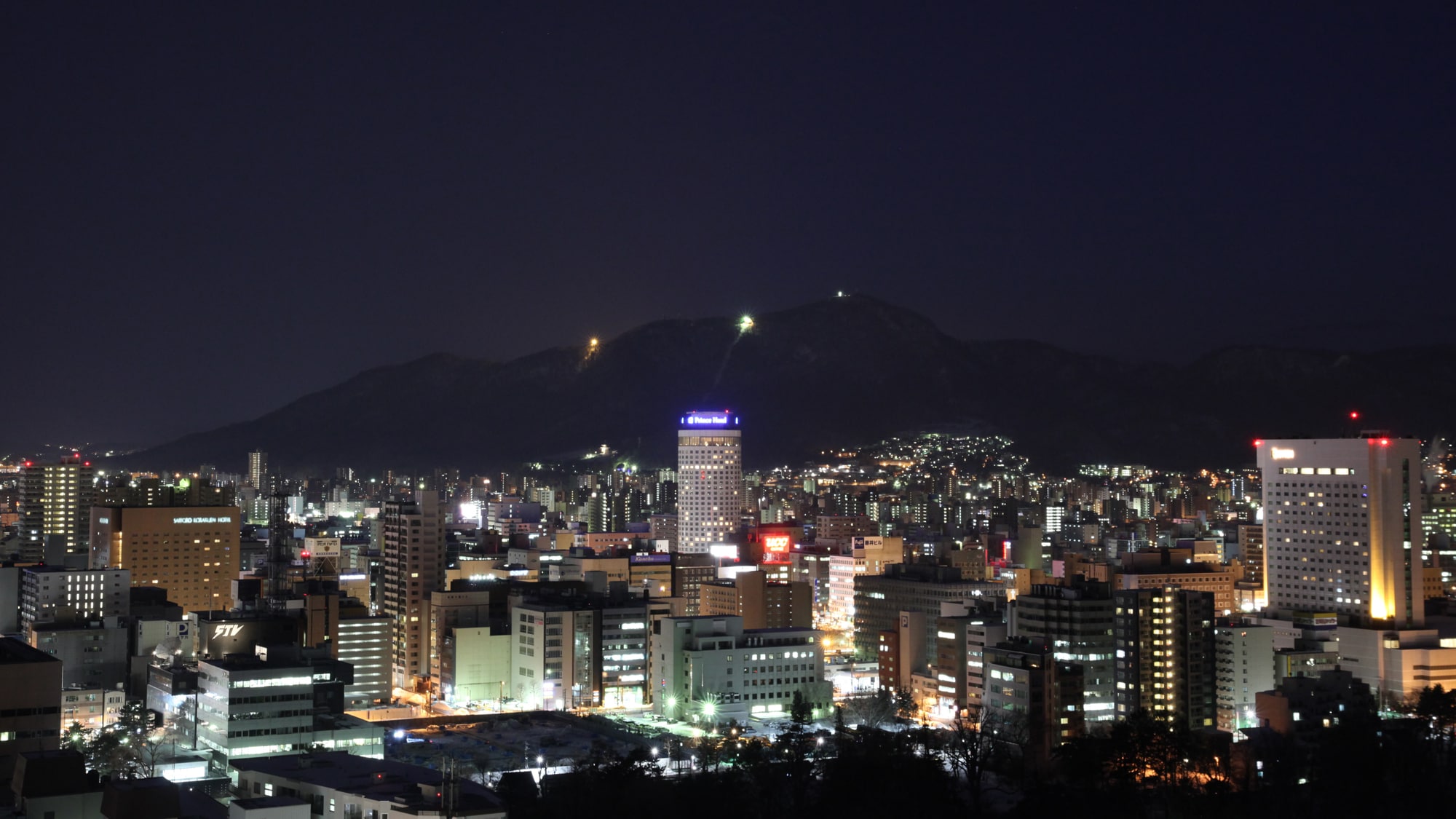 ◆ Night view from the upper floors = South side toward Mt. Moiwa =