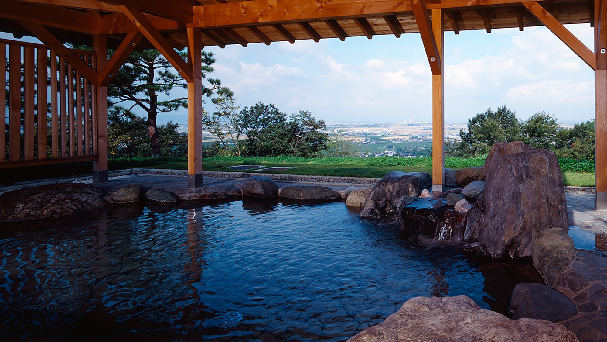 A very open-air bath with a panoramic view of the Toyama Plain and Toyama Bay