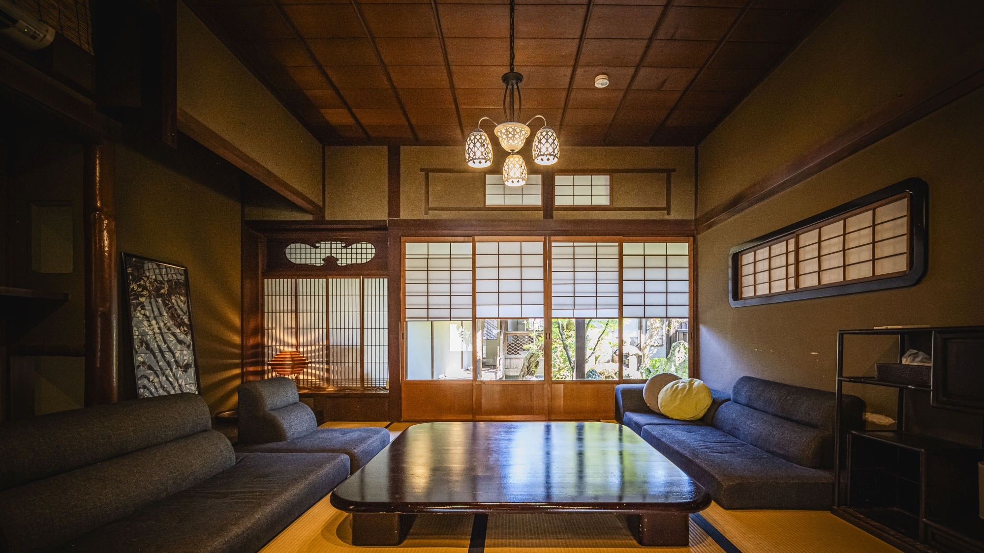 *[Contoh kamar tamu] Nikmati waktu bersantai bersama di ruang Jepang dengan tikar tatami dan layar shoji.