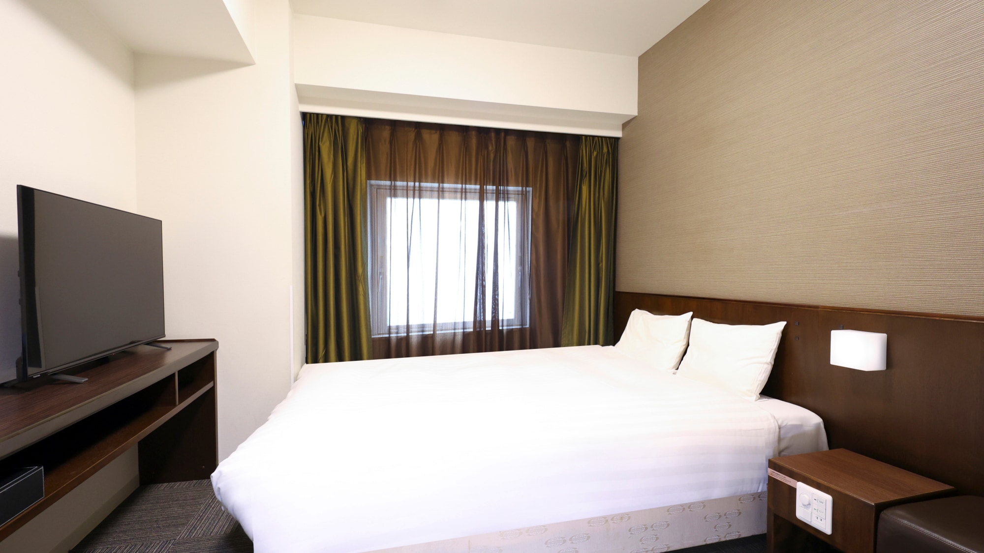 クイーン（シモンズ社製(エアヴィーヴ社製マット):160×205センチ）約16平米