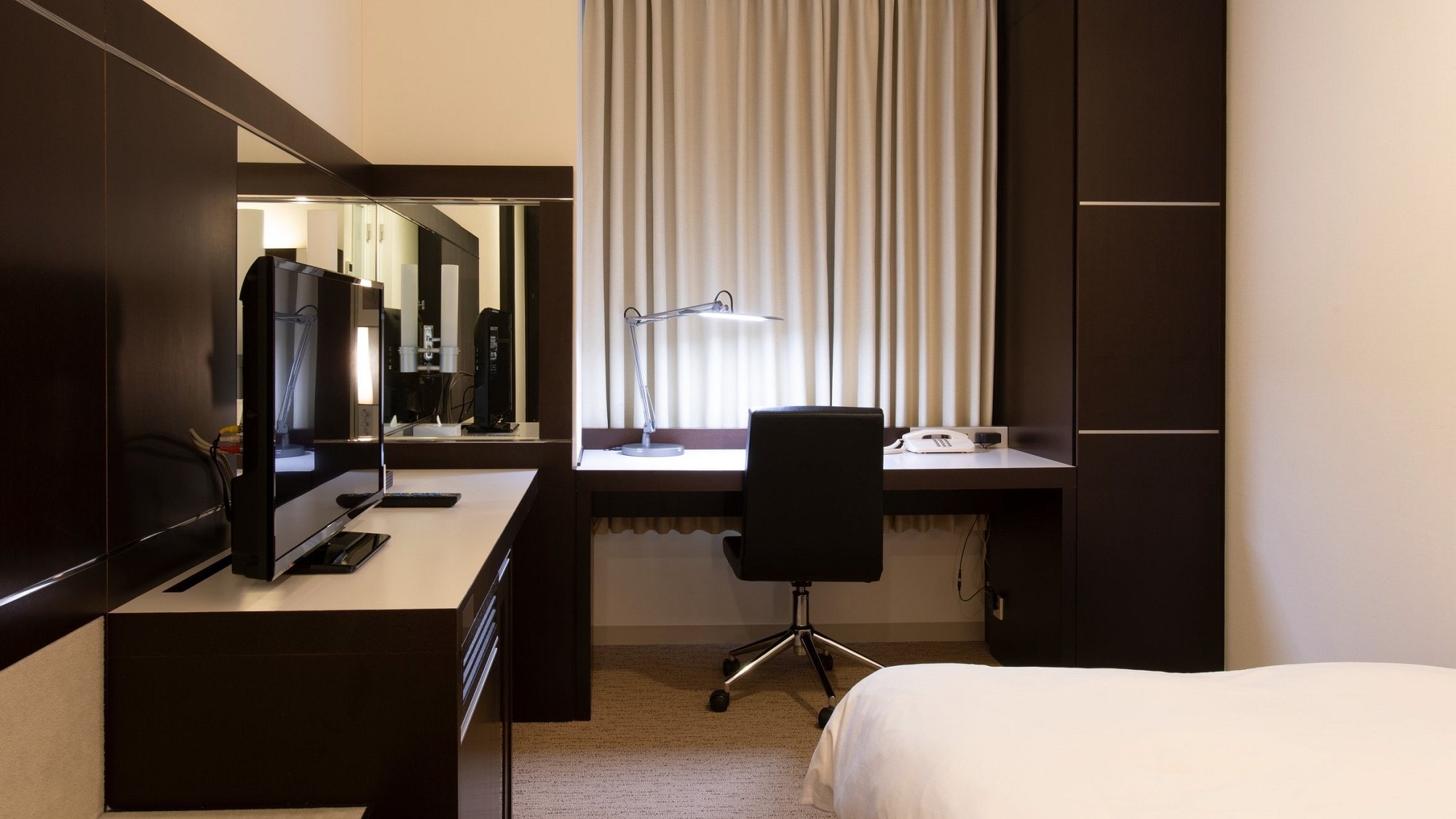 ◆Semi-double room | Equipped with a spacious desk and a standing lamp, this room is comfortable for your stay.