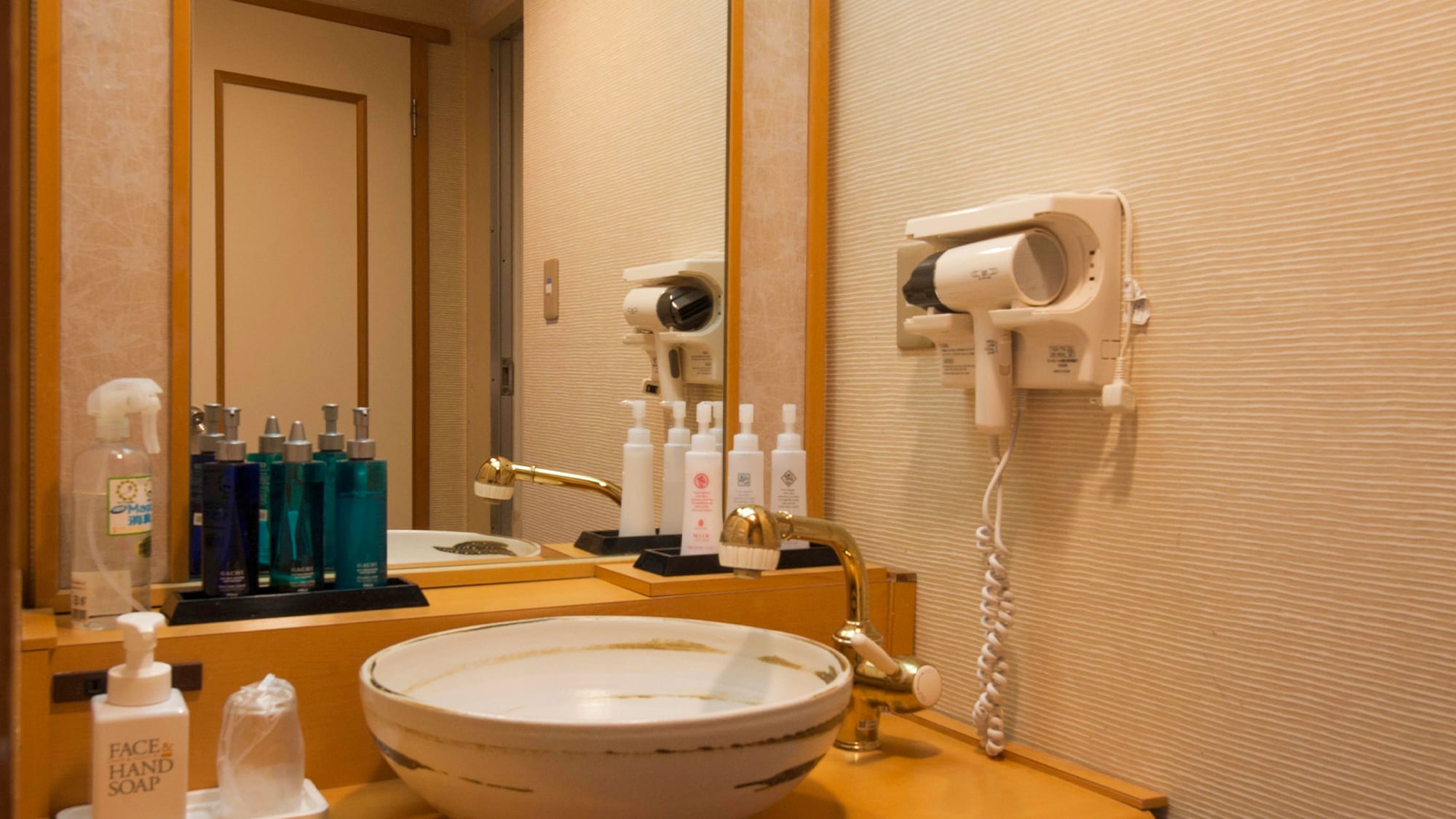 ■Standard guest room｜Each guest room is fully stocked with toiletries and cosmetics for men and women