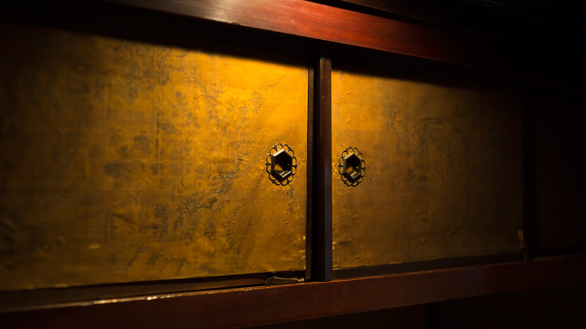 The fixtures and beams that retain the charm of the past are left as they are (Building A).