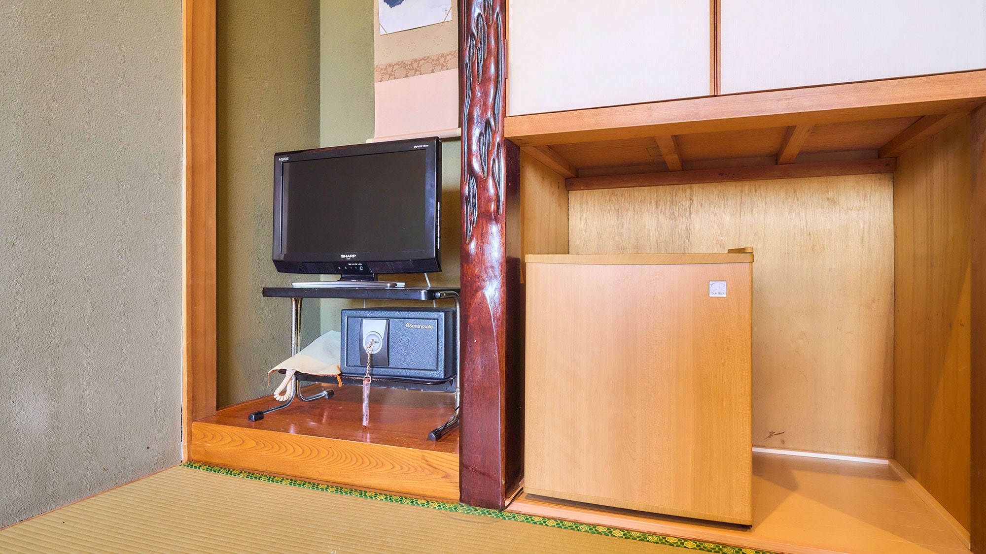 ・[Japanese-style room of 10 tatami mats] Equipped with a refrigerator and a safe