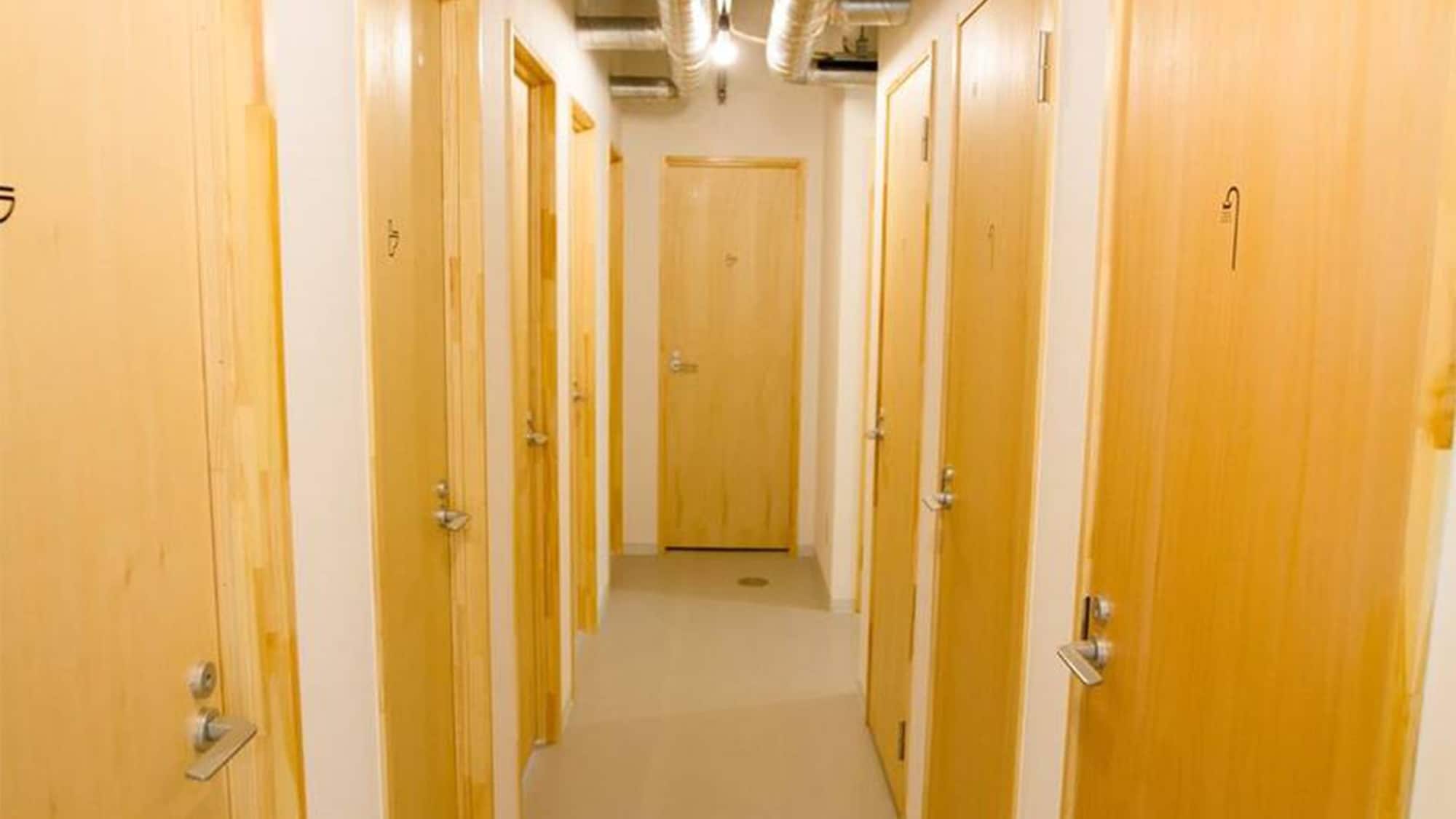 ・ Corridor to the shower room with a sense of unity