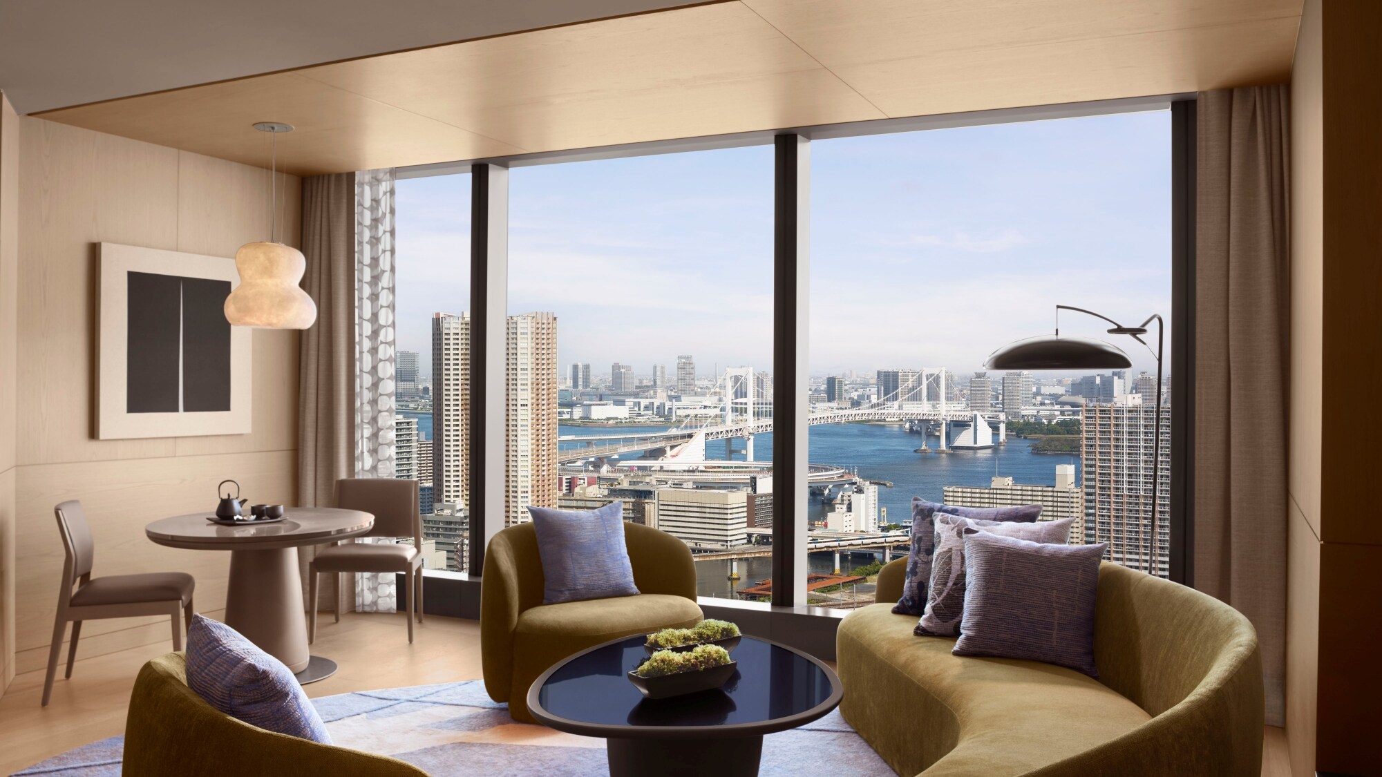 【이그제큐티브 스위트/리빙 룸】레인보우 브릿지의 우아한 경관에 마음이 풀린다.
