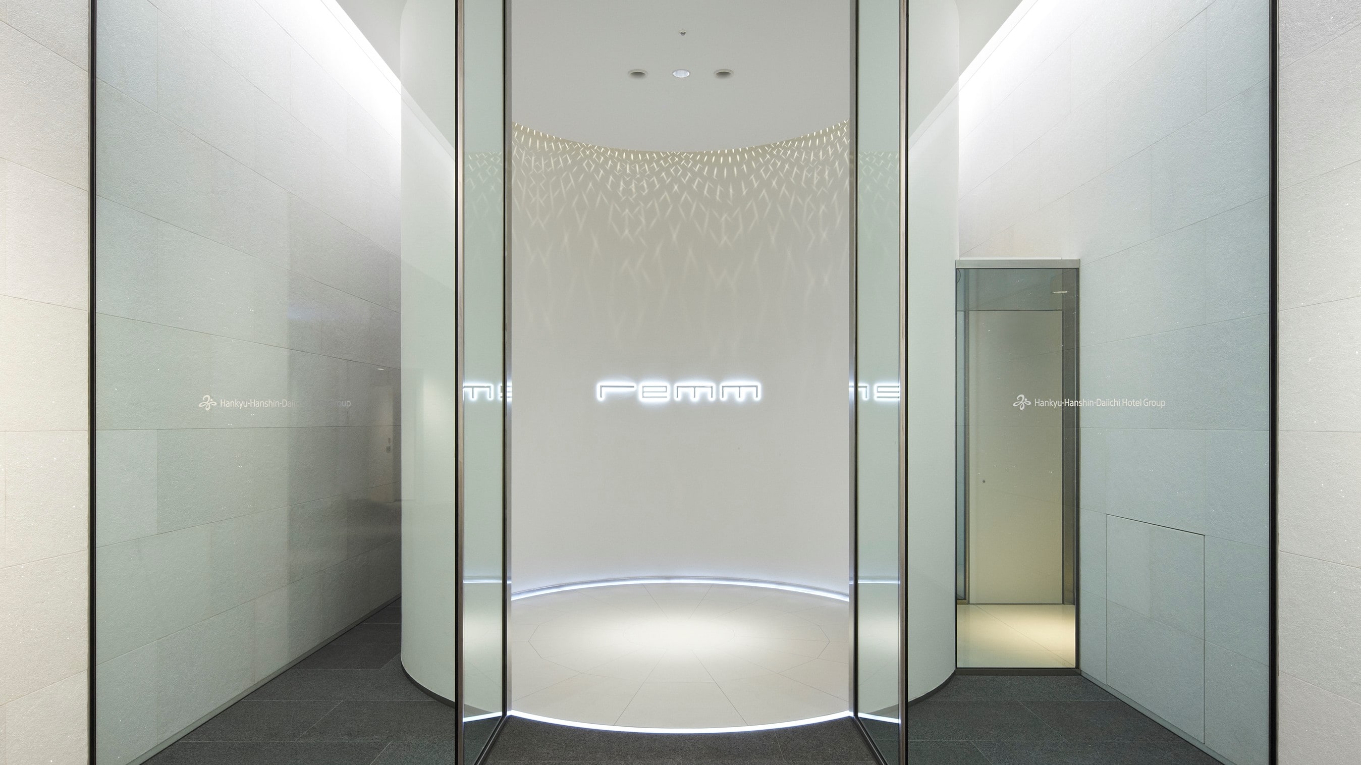 【3階】ホテルメインエントランス（新大阪駅3階と直結しております）