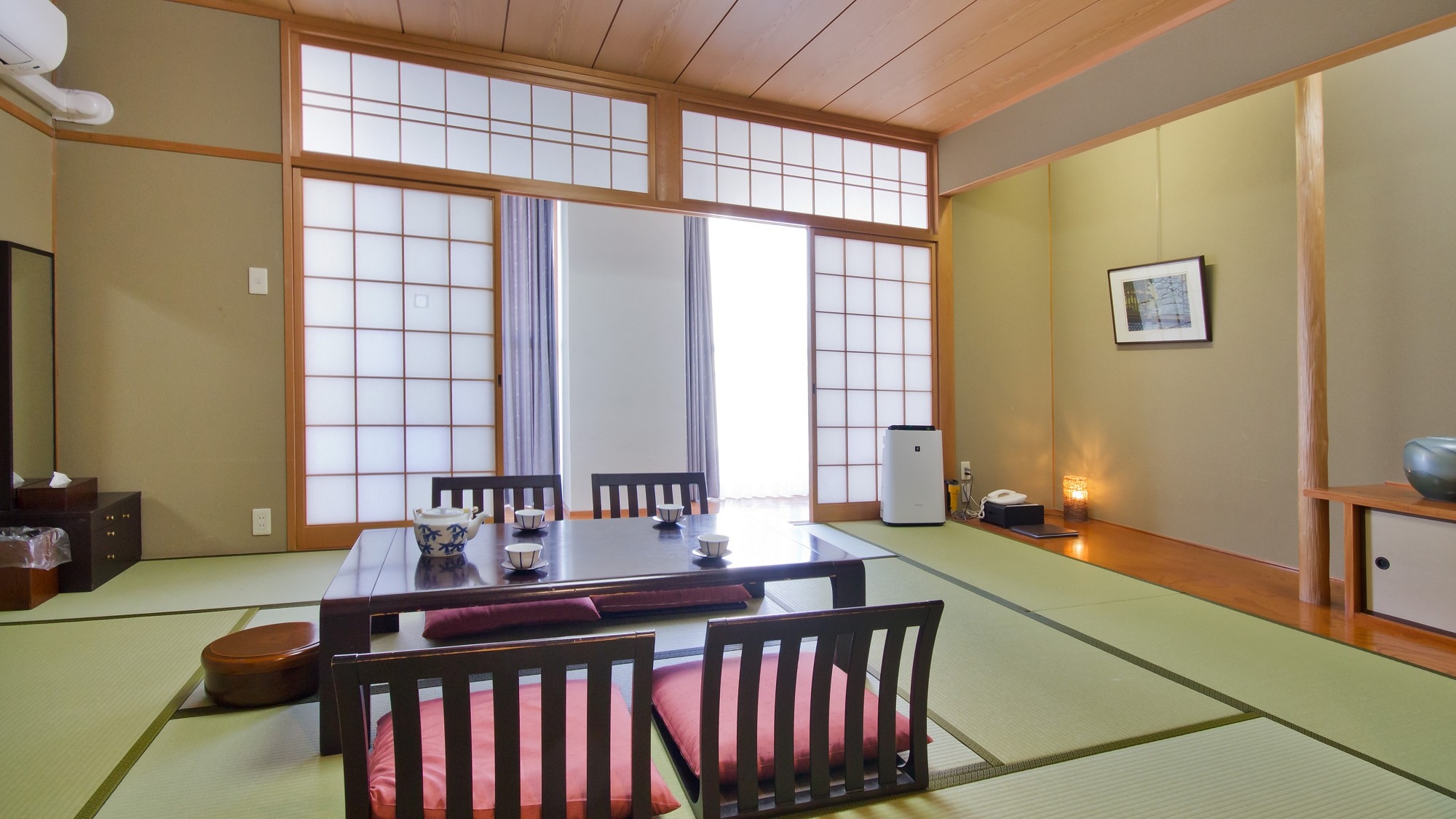 Japanese-style room (* image)