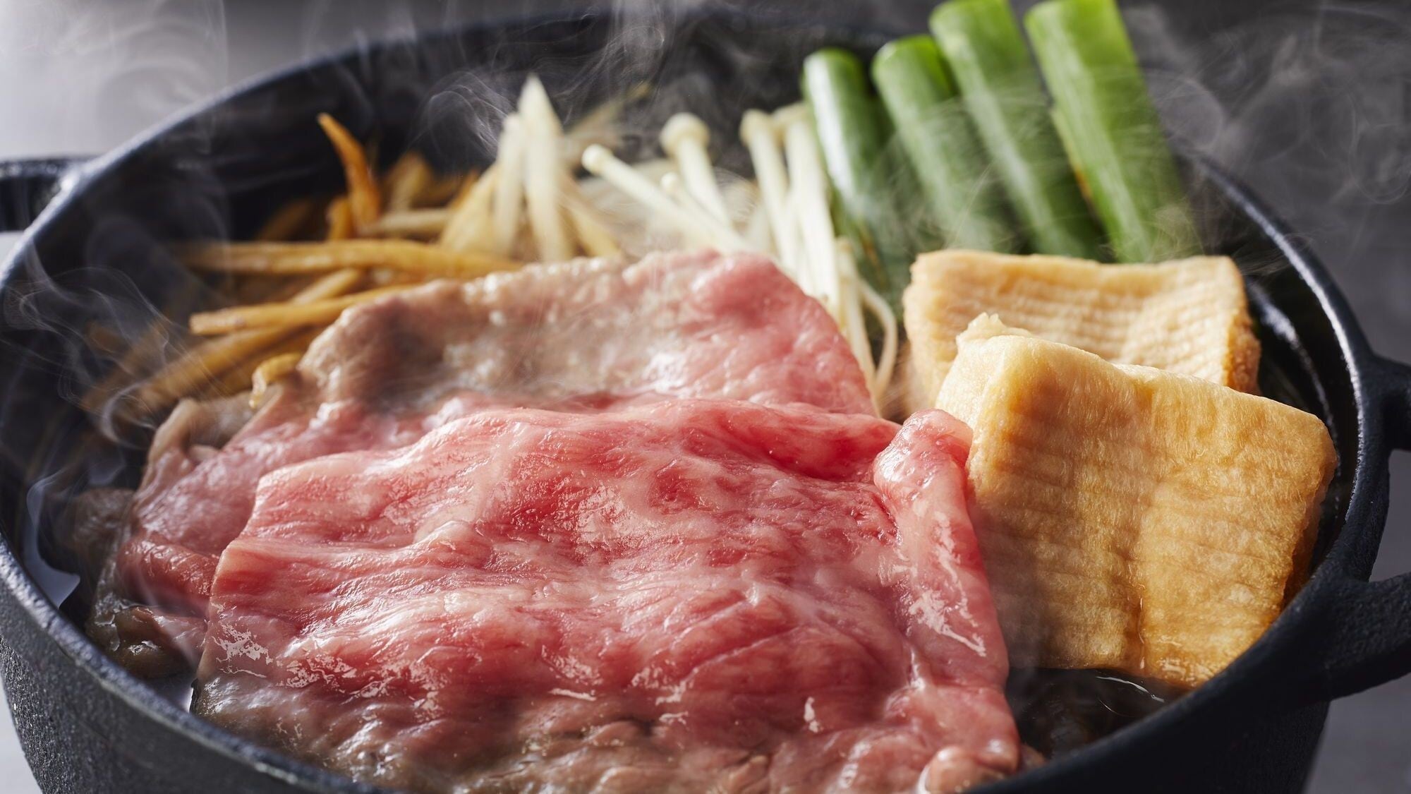 [Menu Kaiseki Khas Lokal] Musim Dingin (Desember 2026 - Februari 2027) Hot Pot Kecil: Sukiyaki Daging Sapi Omi Peringkat A5