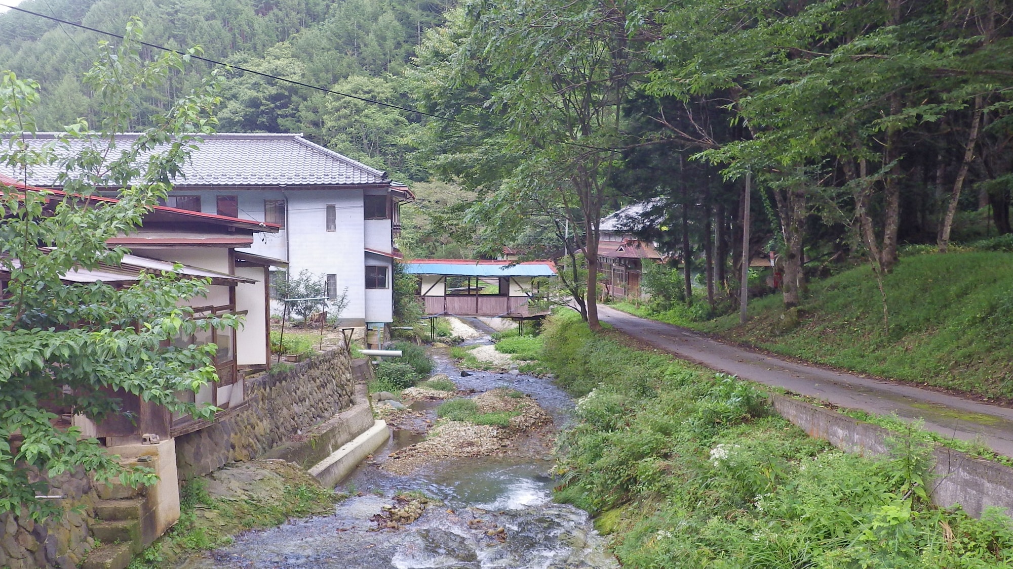 *A hot spring with an atmosphere of the Showa period, located in the woodlands of Shinshu. A quiet inn along the Reisenji River!