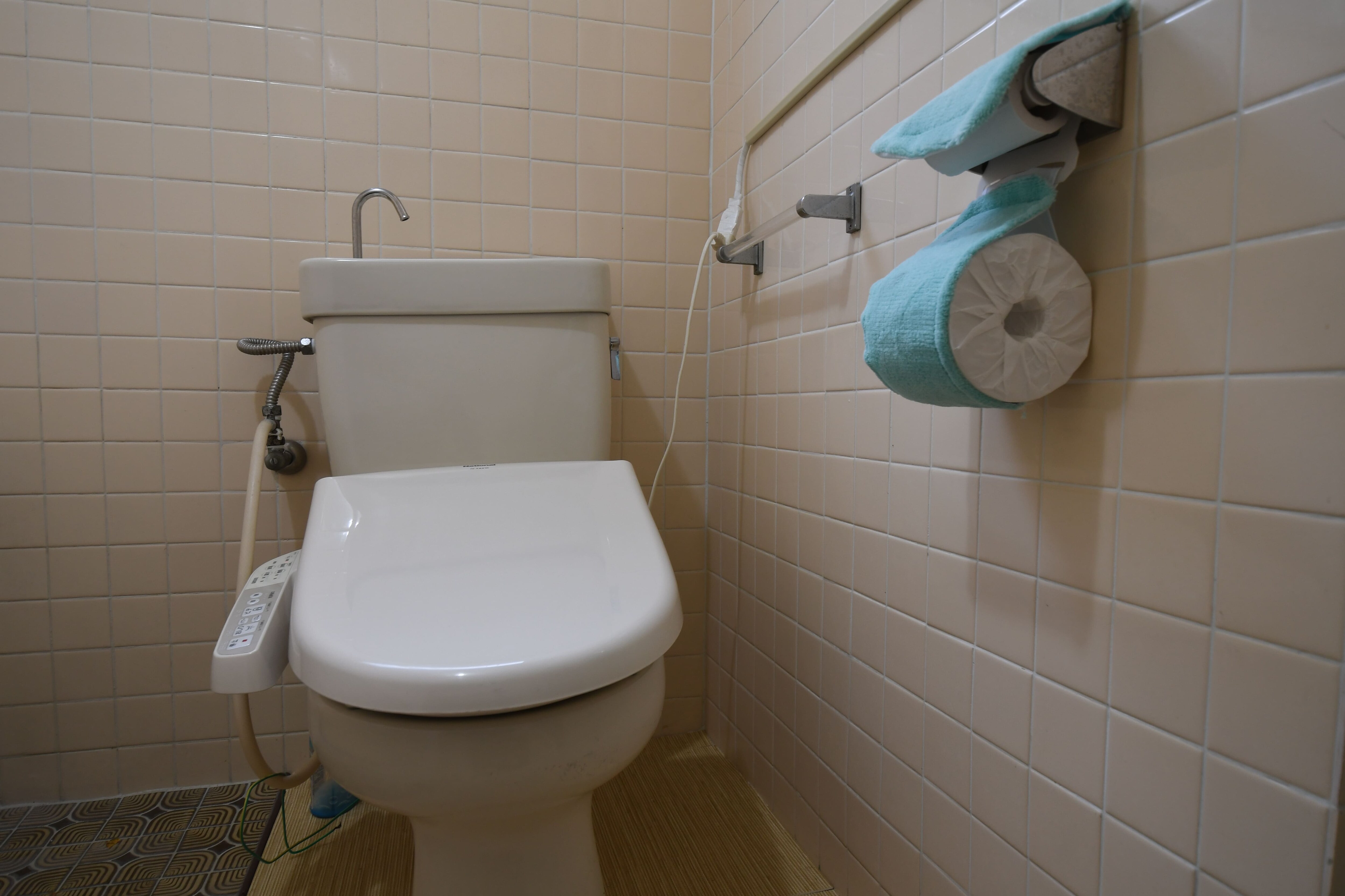 Kamar mandi pribadi standar twin triple dengan toilet