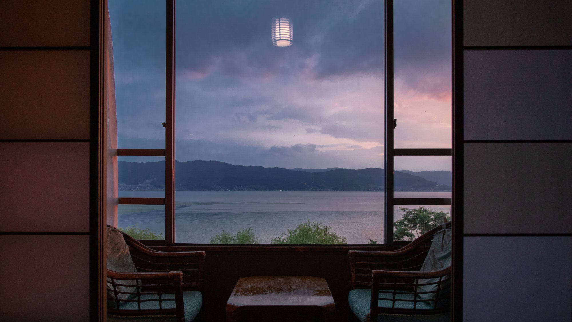 [Lake Suwa panoramic view ◇ Lake side] Lake Suwa at dusk is mysterious