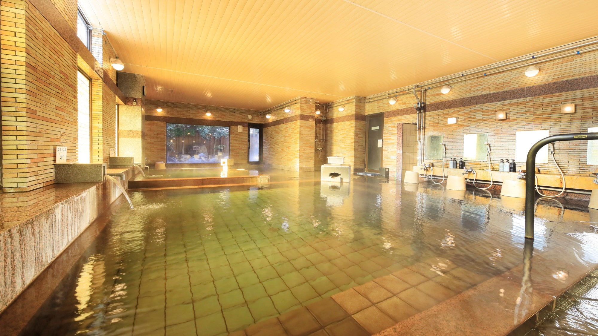 [Large public bath/Hachimine-no-Yu] The indoor bath has two different water temperatures. Please enjoy bathing at your preferred temperature.