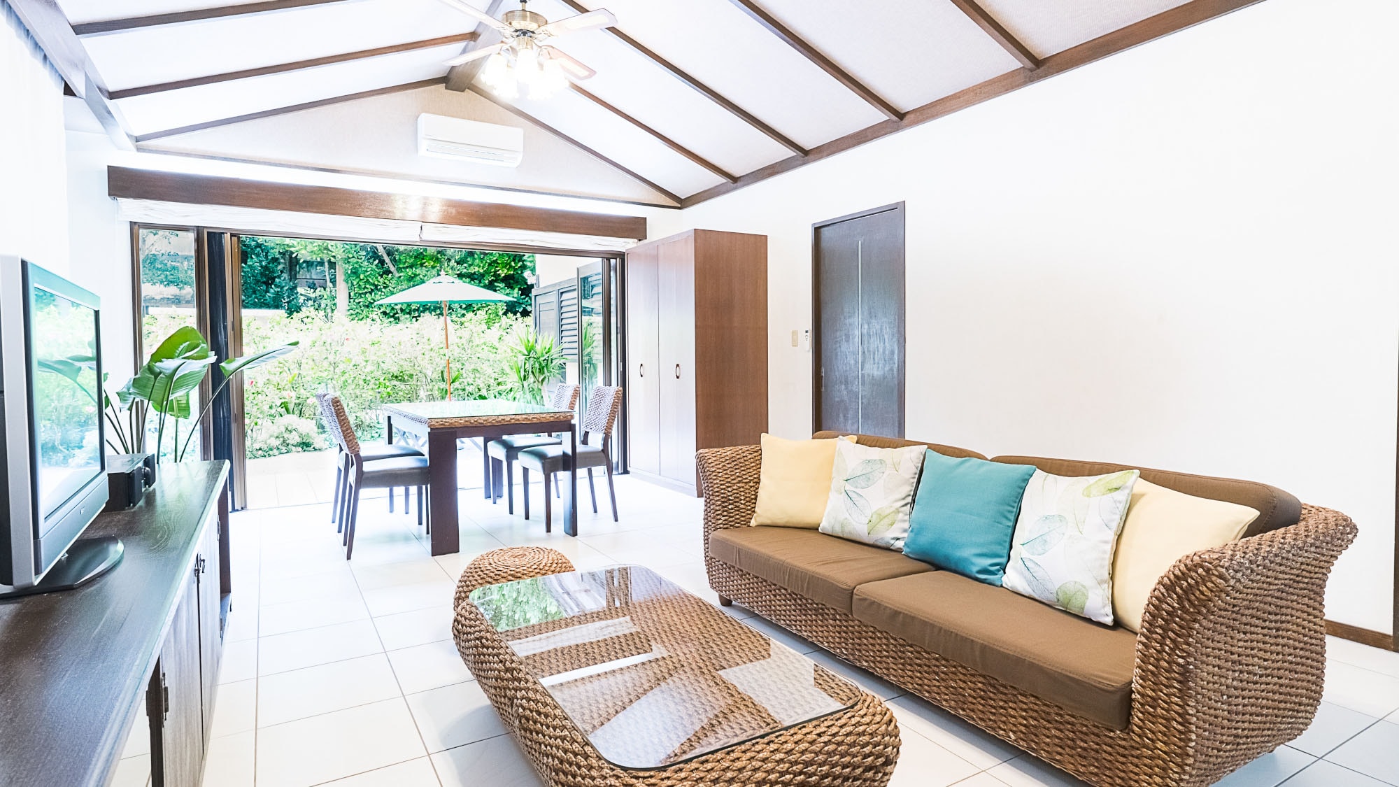 ・You can feel the nature of Fukugi from the large windows [Fukugi Terrace Suite 67m2]