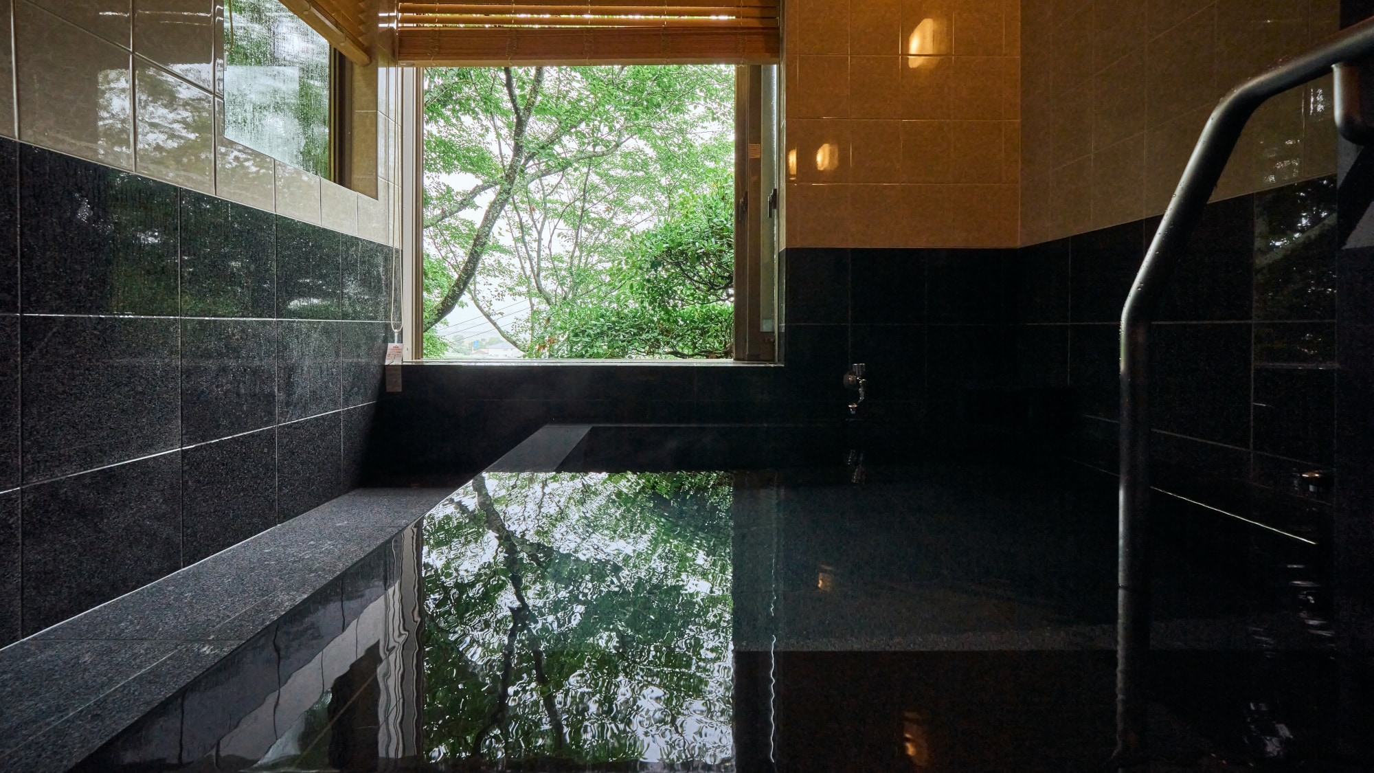  [Bettei Sakura / Japanese-Western style room example] Semi-open-air bath with guest room. Spend a luxurious time without being disturbed by anyone.