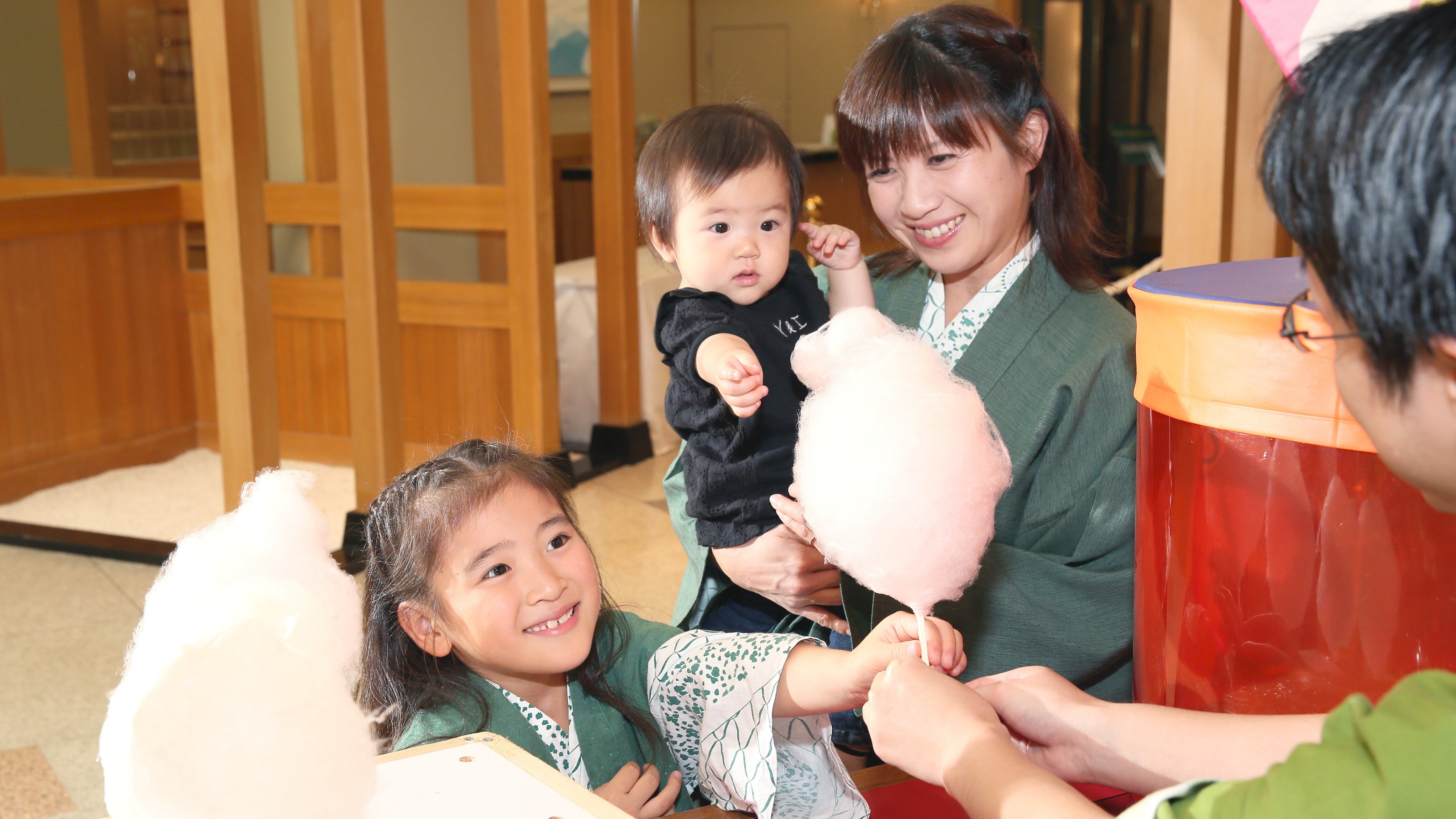 [Supper Marskoy Viking] You can take cotton candy home with you at the food stall.