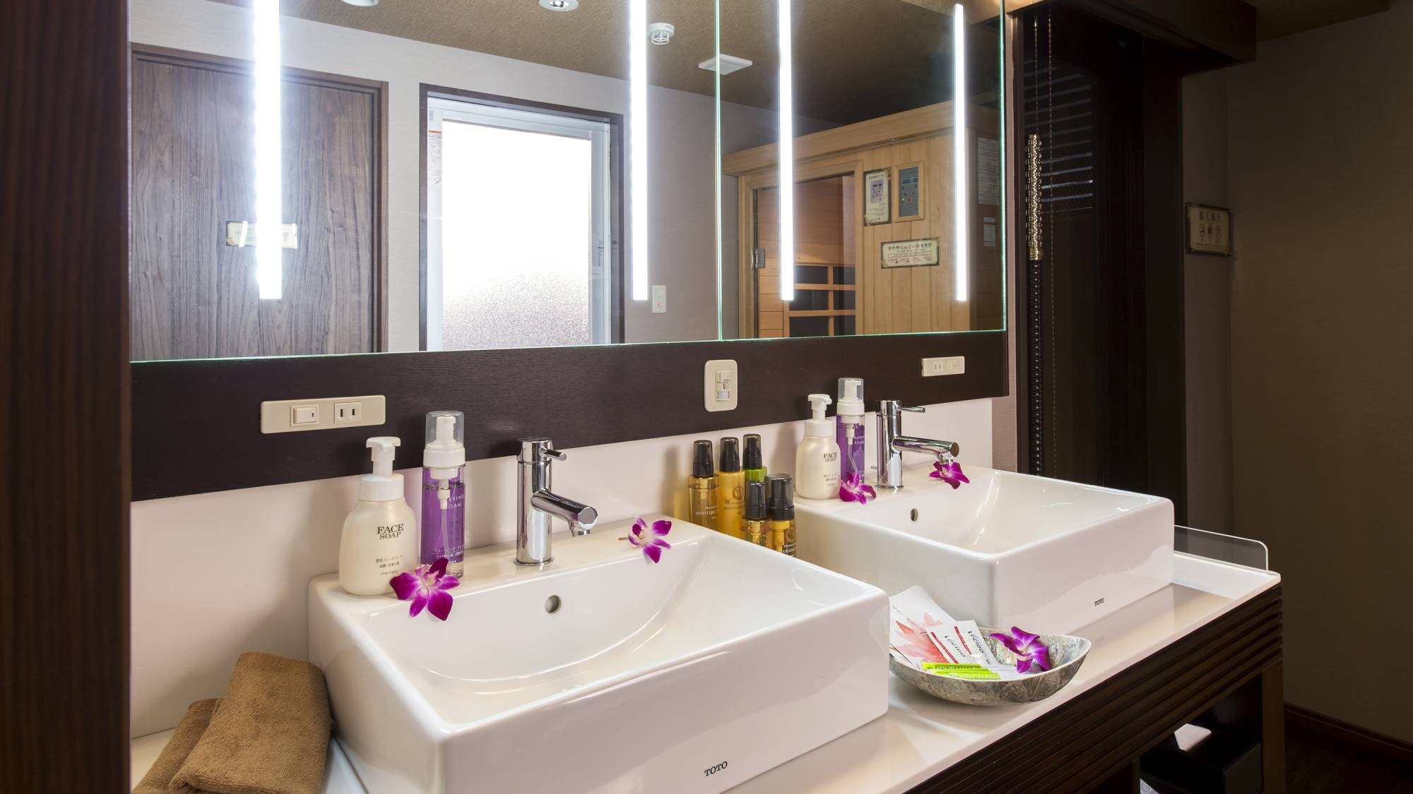 [Guest room] Washbasin in the suite