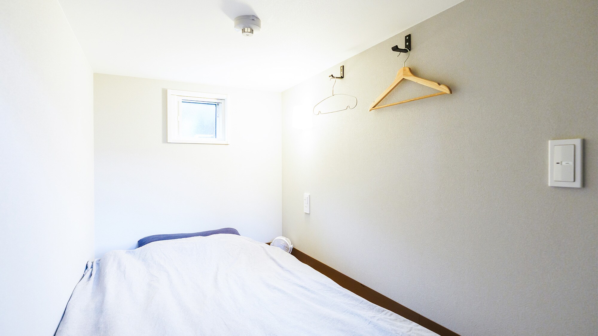 ・[Asrama] Kamar single. Kamar luas dengan lampu baca, kipas angin kecil, stop kontak, dan gantungan baju.