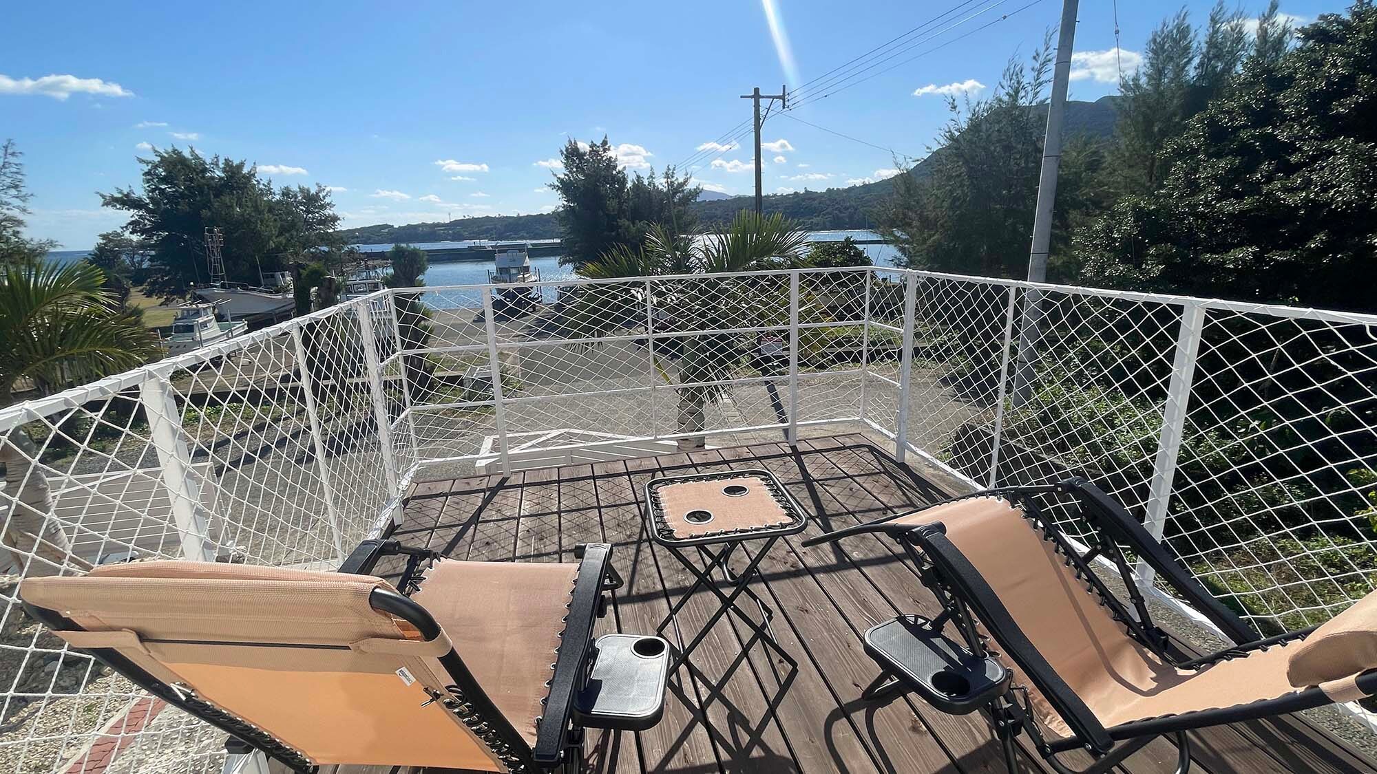・[Building A/Balcony] An open balcony where you can enjoy the tropical blue sky and beautiful sea.