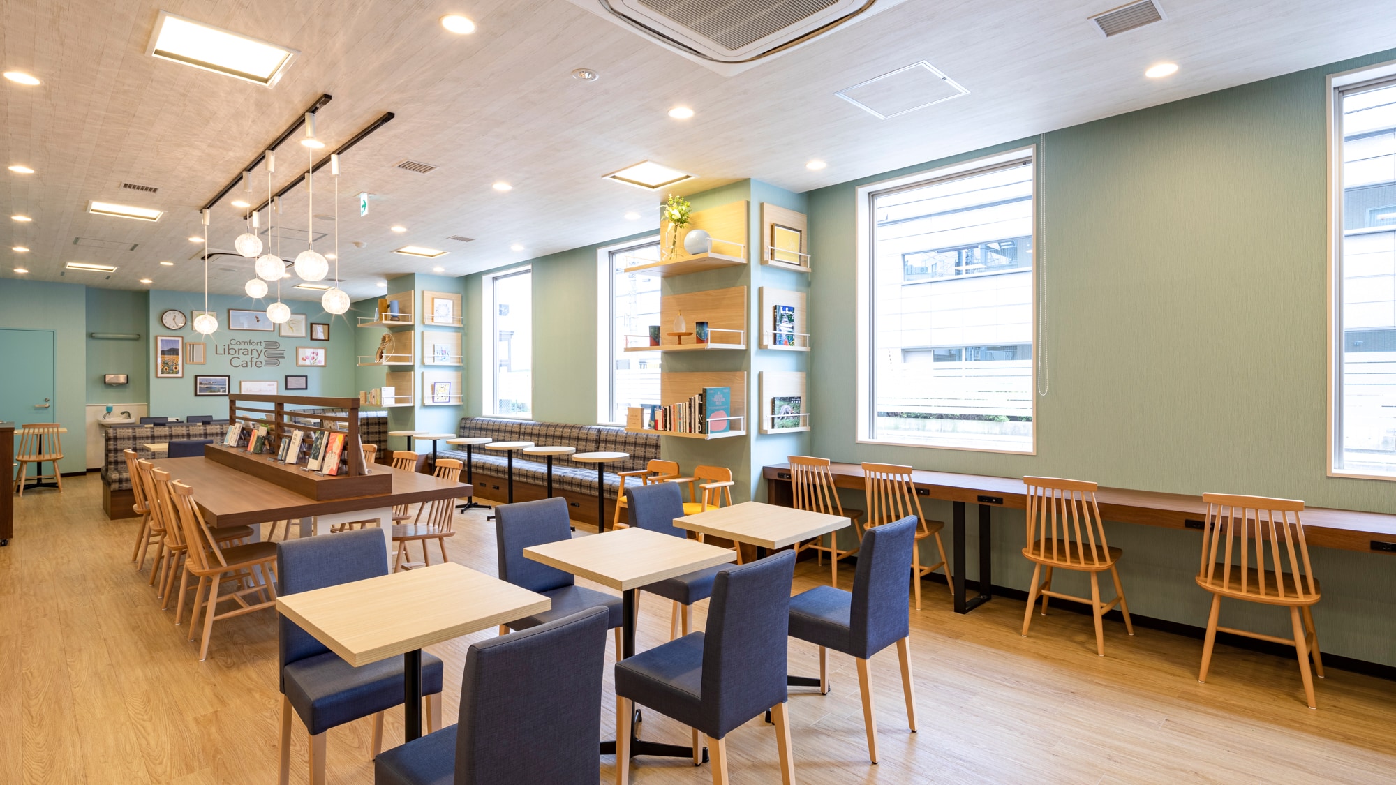 【ライブラリーカフェ】フロントからカフェまでがシームレスになった開放感あふれるカフェ