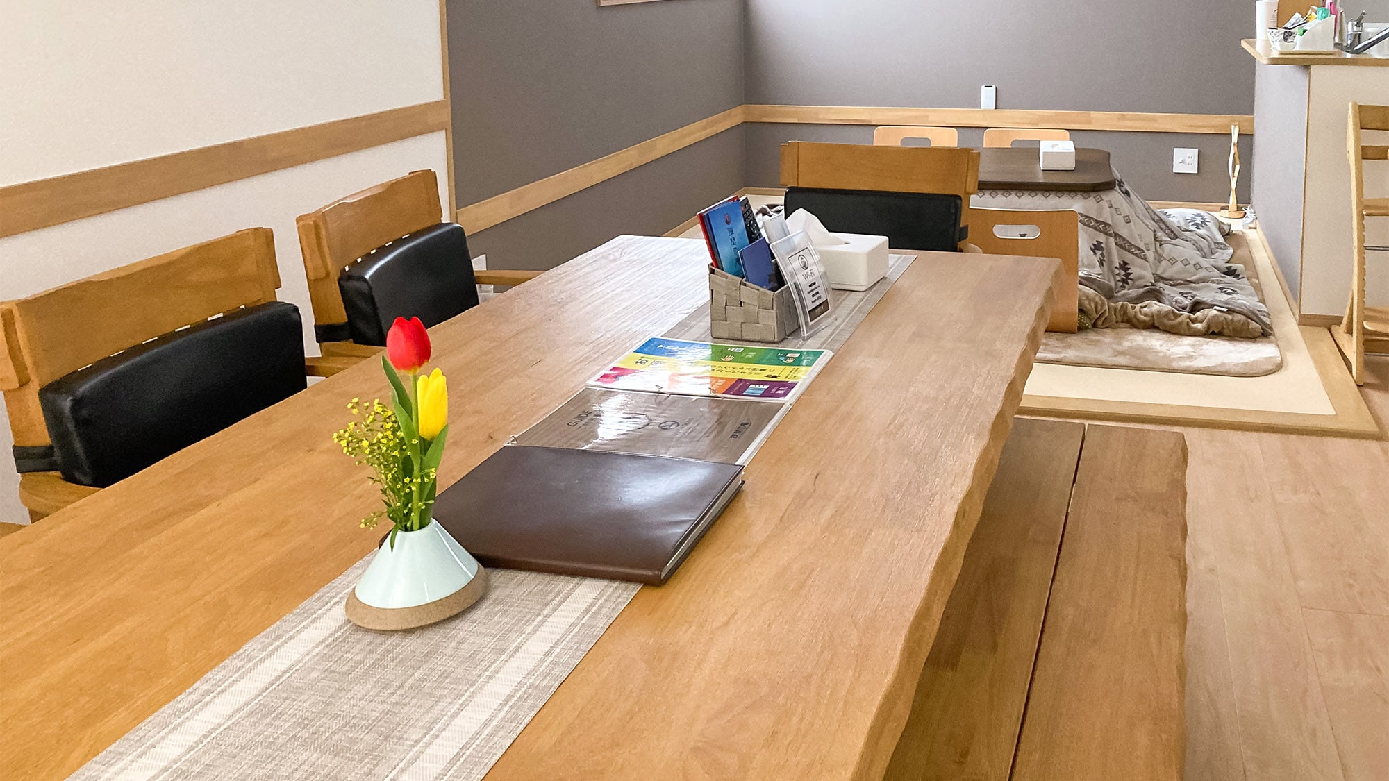 ・Large dining table that can accommodate up to 8 people