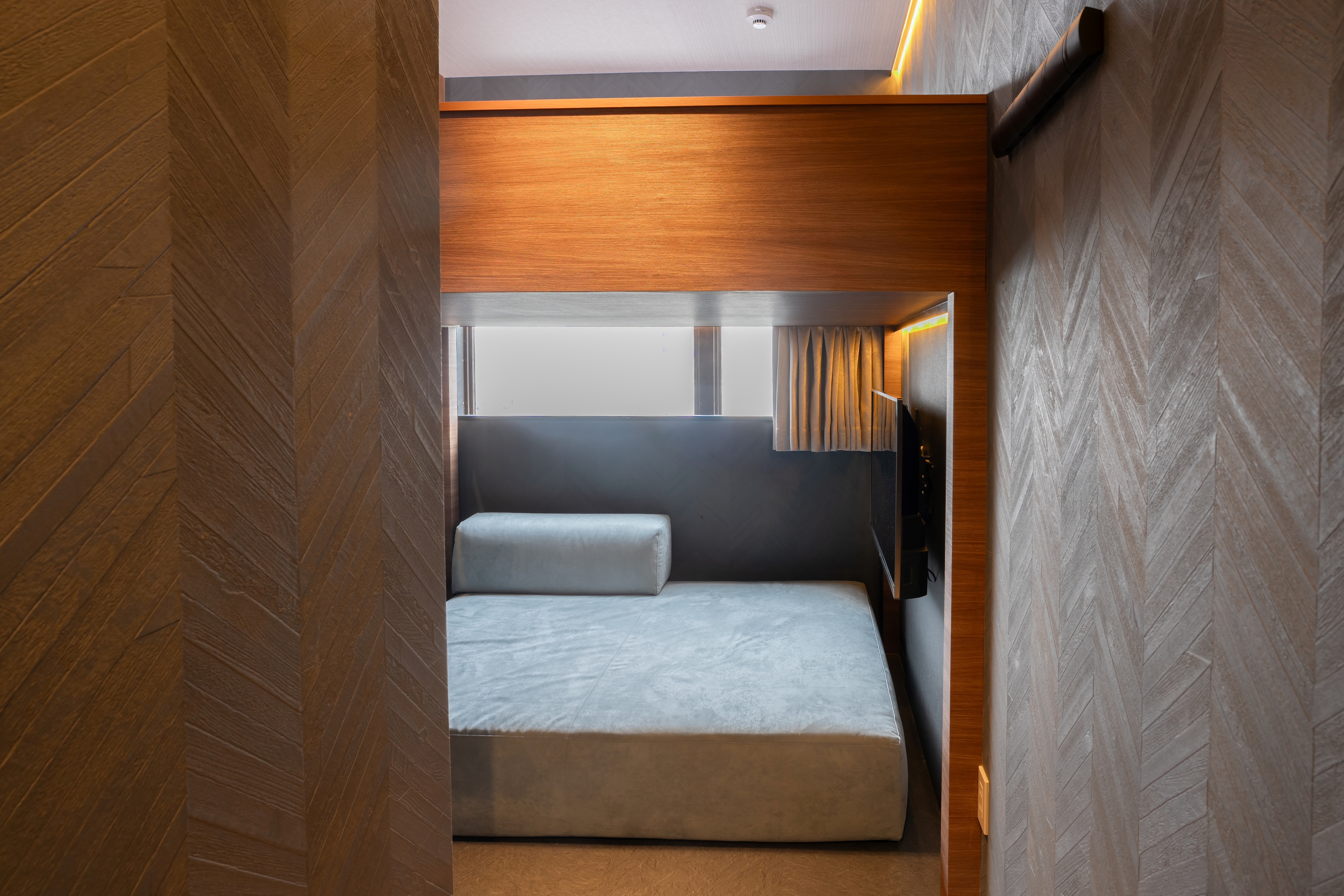 New building, Yagura Nook Room: The lower bunk is a sofa bed and the upper bunk is a king-size bed