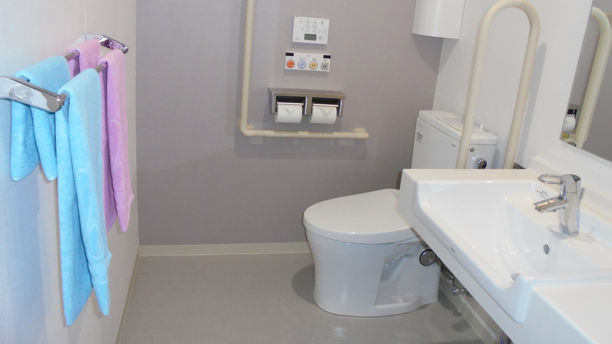 * An example of a guest room toilet / There is a handrail, so even those who are worried about their legs are safe.