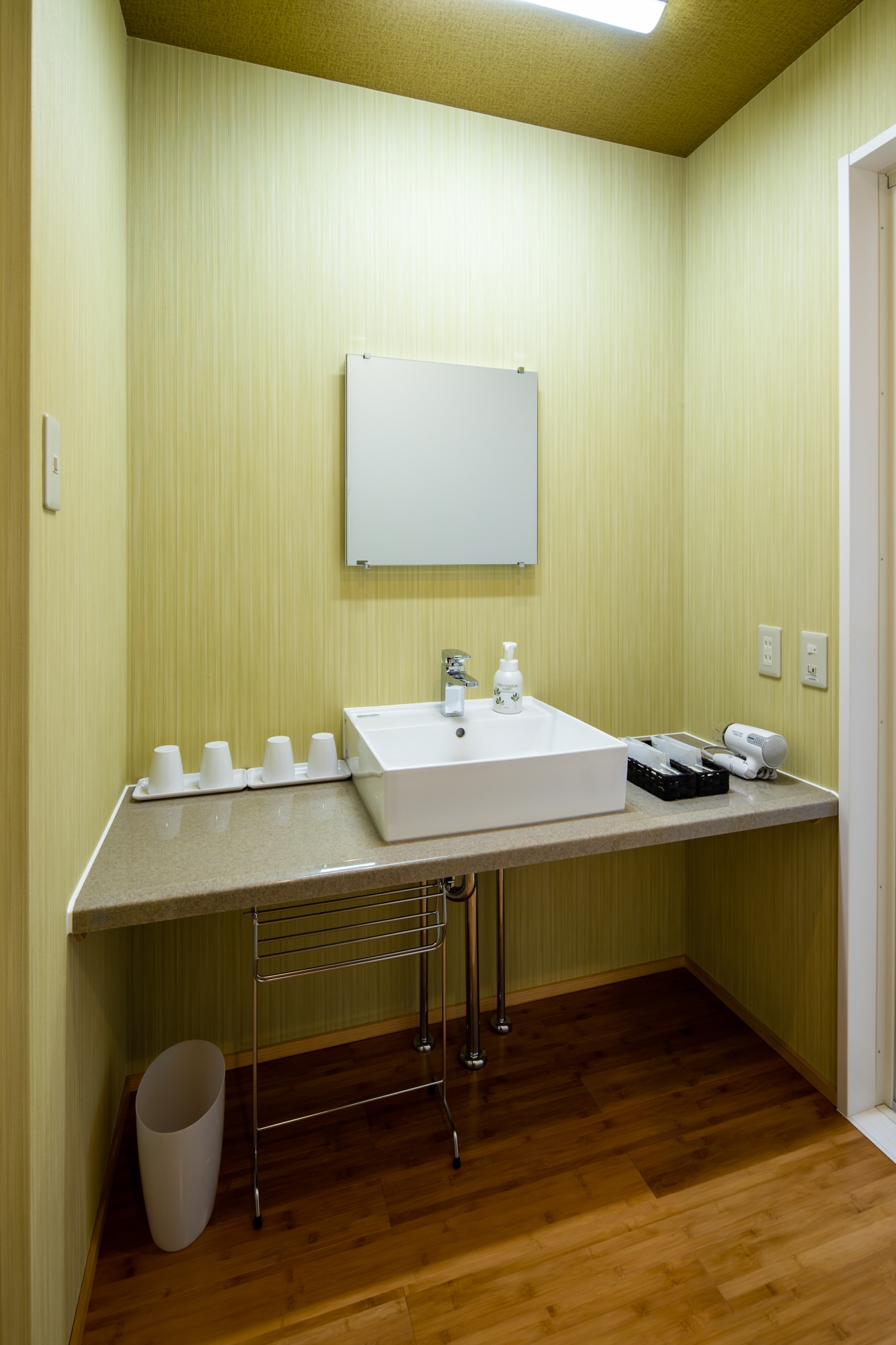 Japanese and Western room washbasin