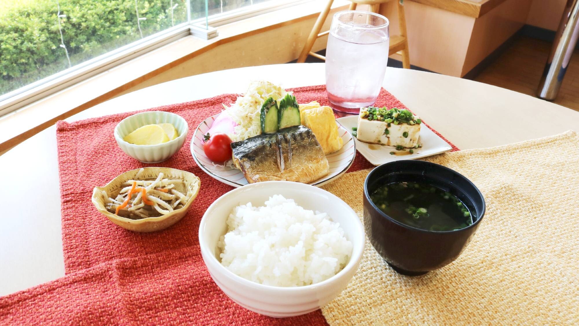 ・[Japanese breakfast] A Japanese breakfast with a focus on fish dishes. Enjoy your breakfast after your morning bath.