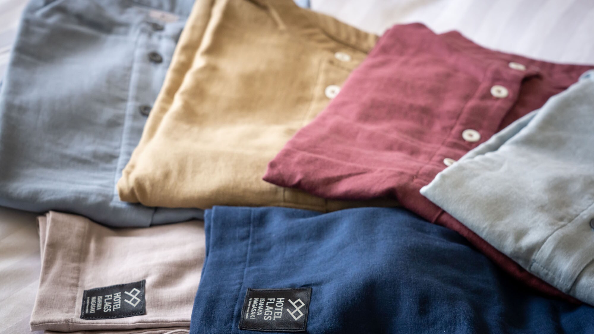 เสื้อผ้าในห้องทำจากผ้ากอซเกียวโตฟูตาเอะ โดยเน้นที่สีสันและความสบาย