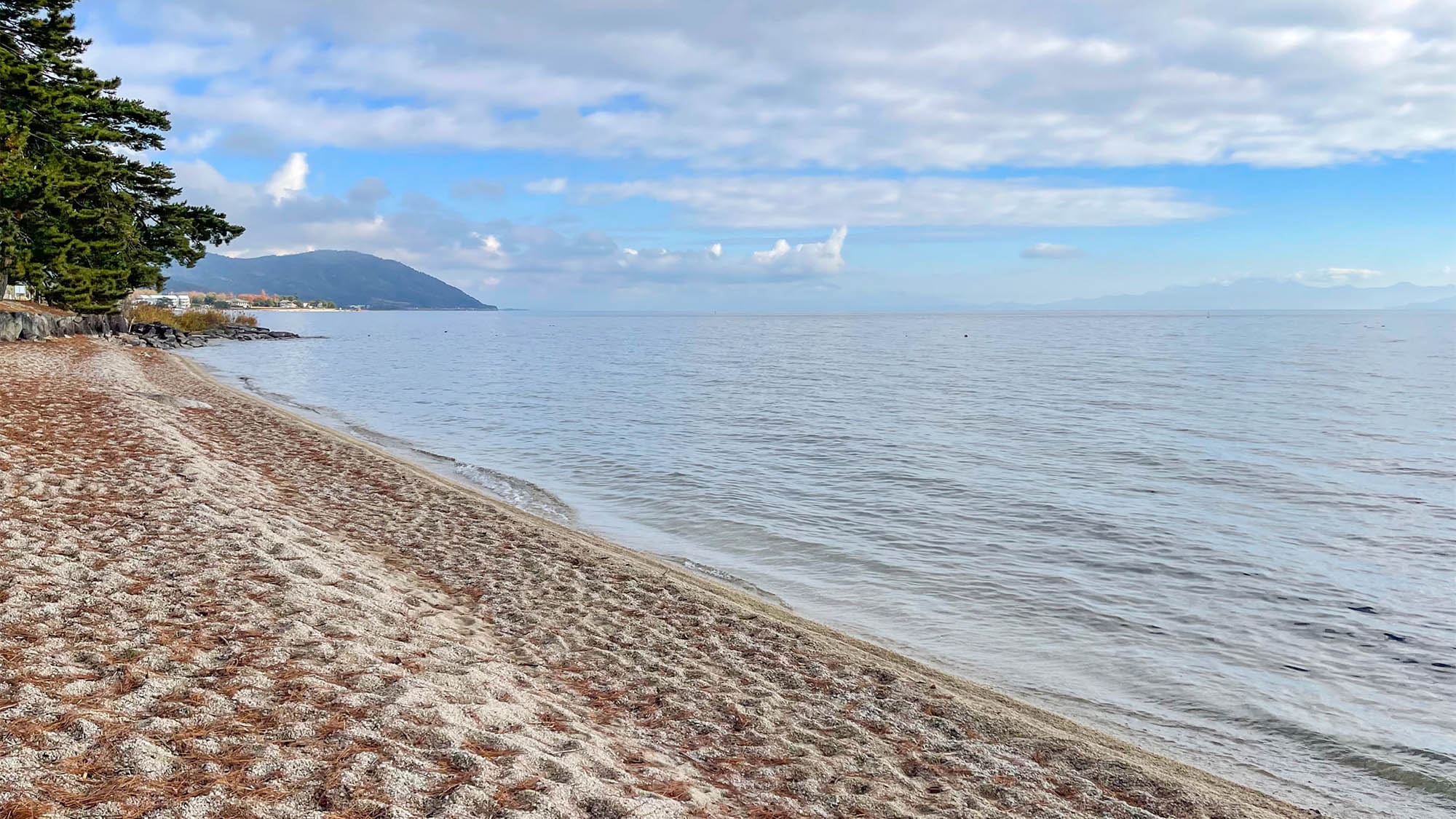 ・The waves are calm, making this a perfect spot for swimming.