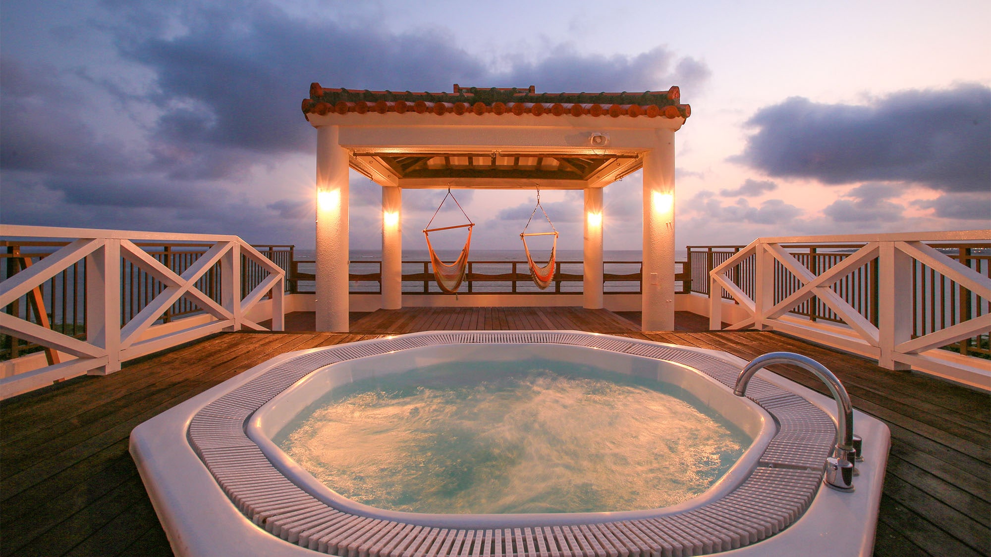 ・When the sun goes down, the space becomes even more luxurious.