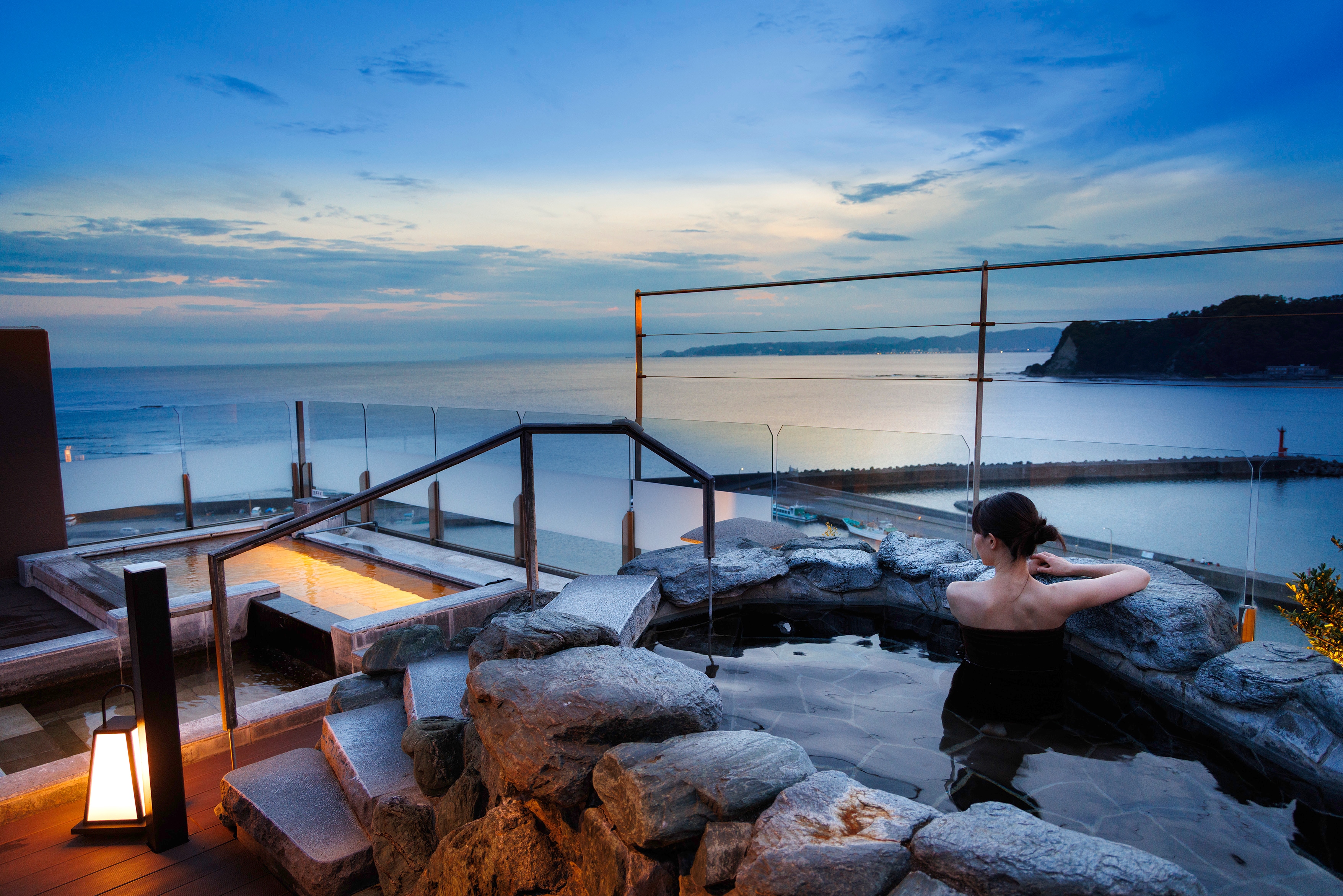 [Sky Garden Bath / Birth Bath] Enjoy a relaxing time soaking in the hot springs while gazing at the beautiful scenery.