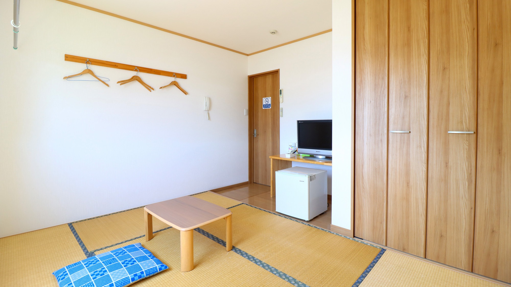 [Guest rooms] All rooms are the same size! Comes with a refrigerator
