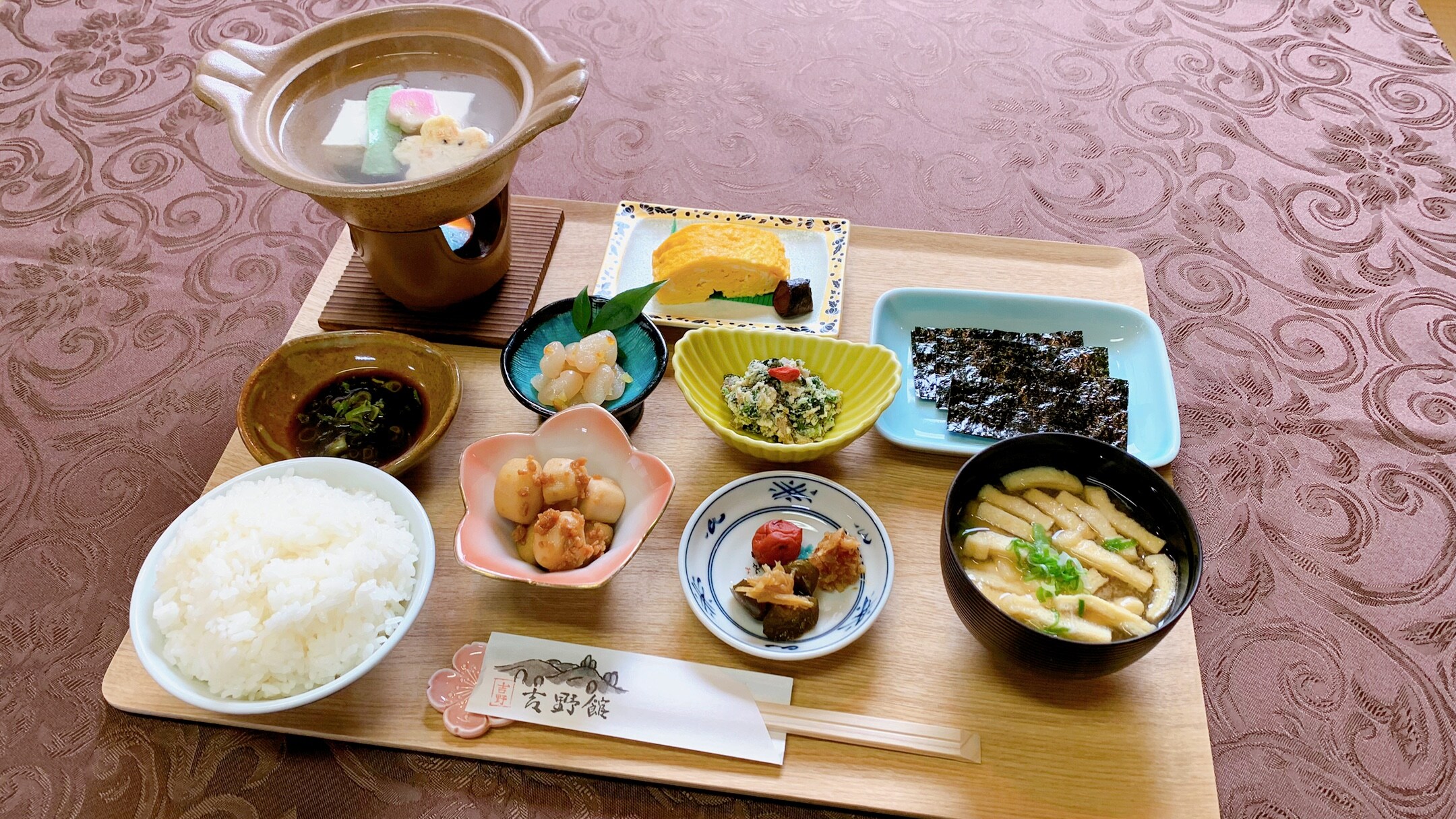 这盘早餐包含葛根煮豆腐、美味寿司卷和可爱的小菜！搭配新鲜煮熟的米饭，尽情享用吧！