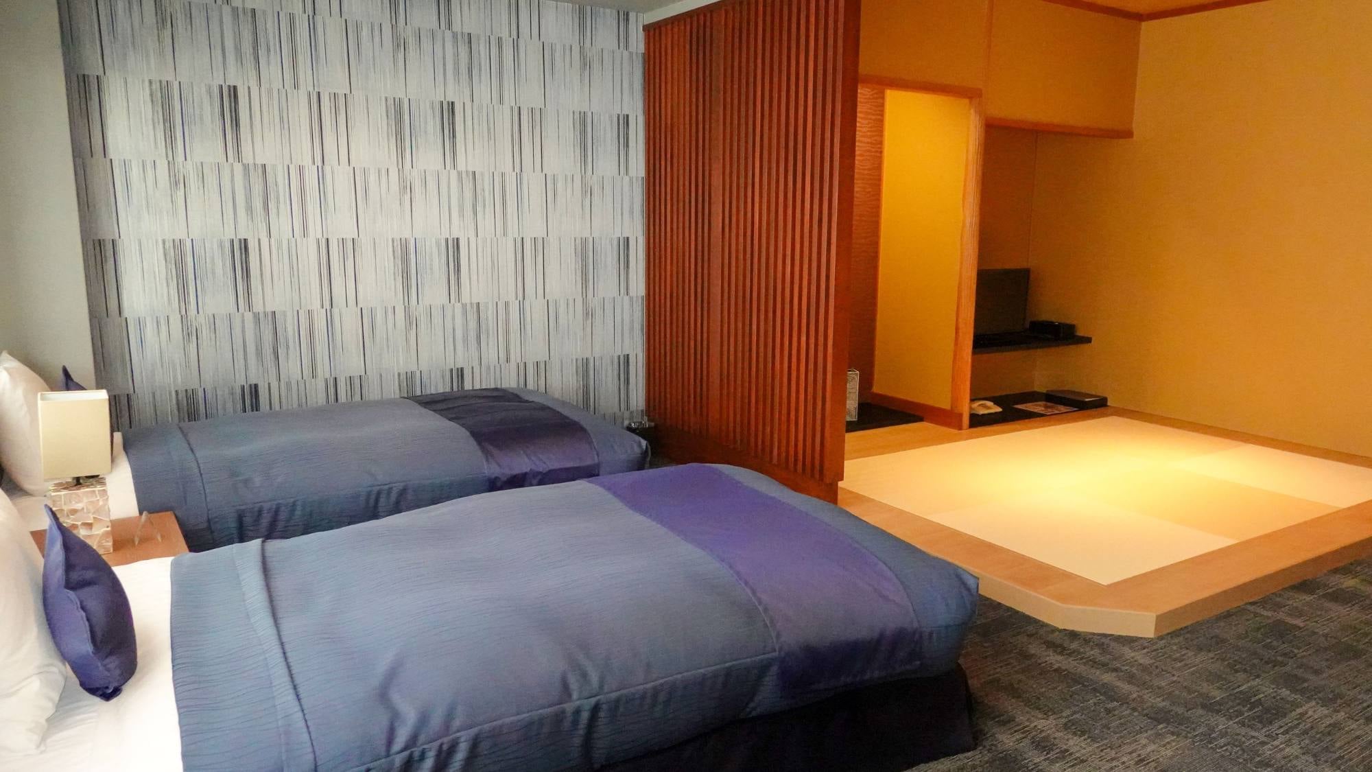 [East Wing <Corner Room> Renovated Japanese-Western Room] Please relax in the spacious tatami space.
