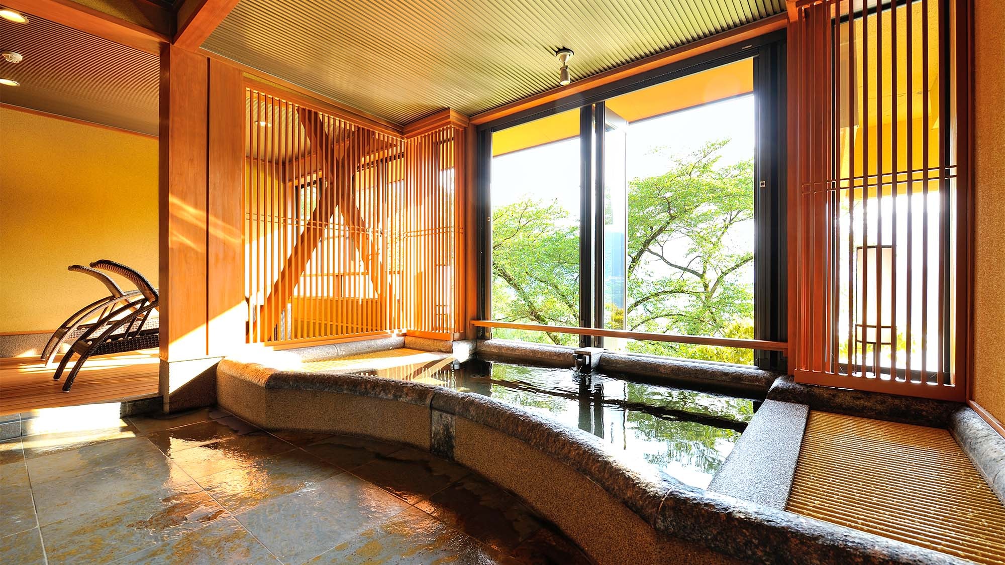 ・＜Private Bath Kazeoto＞A semi-open-air stone bath with a spectacular view of the lake below