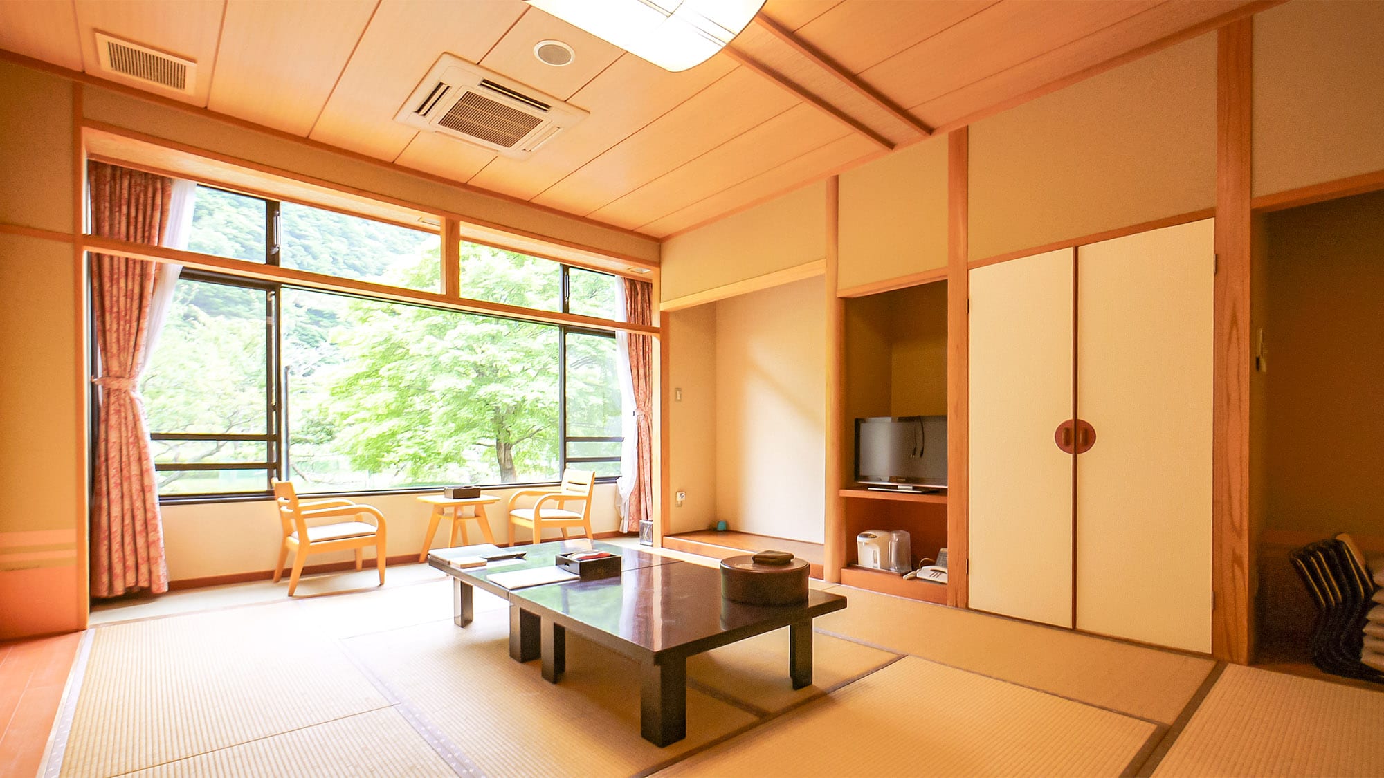 ・本館日式房間10張榻榻米寬邊可以俯瞰綠樹成蔭