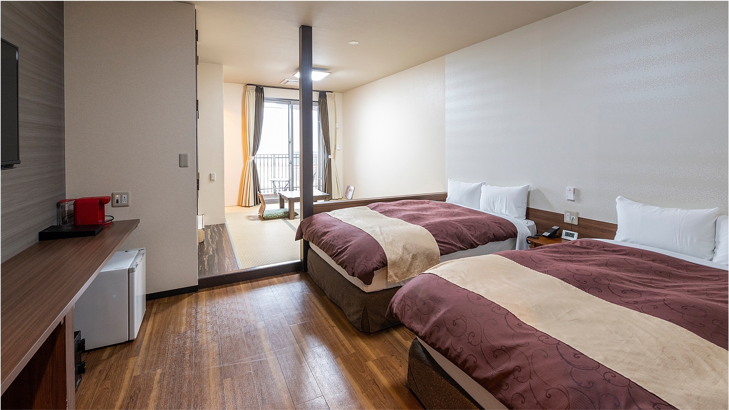 A luxurious room where you can see the Seto Inland Sea and Miyajima from the bathroom and feel the sea breeze.