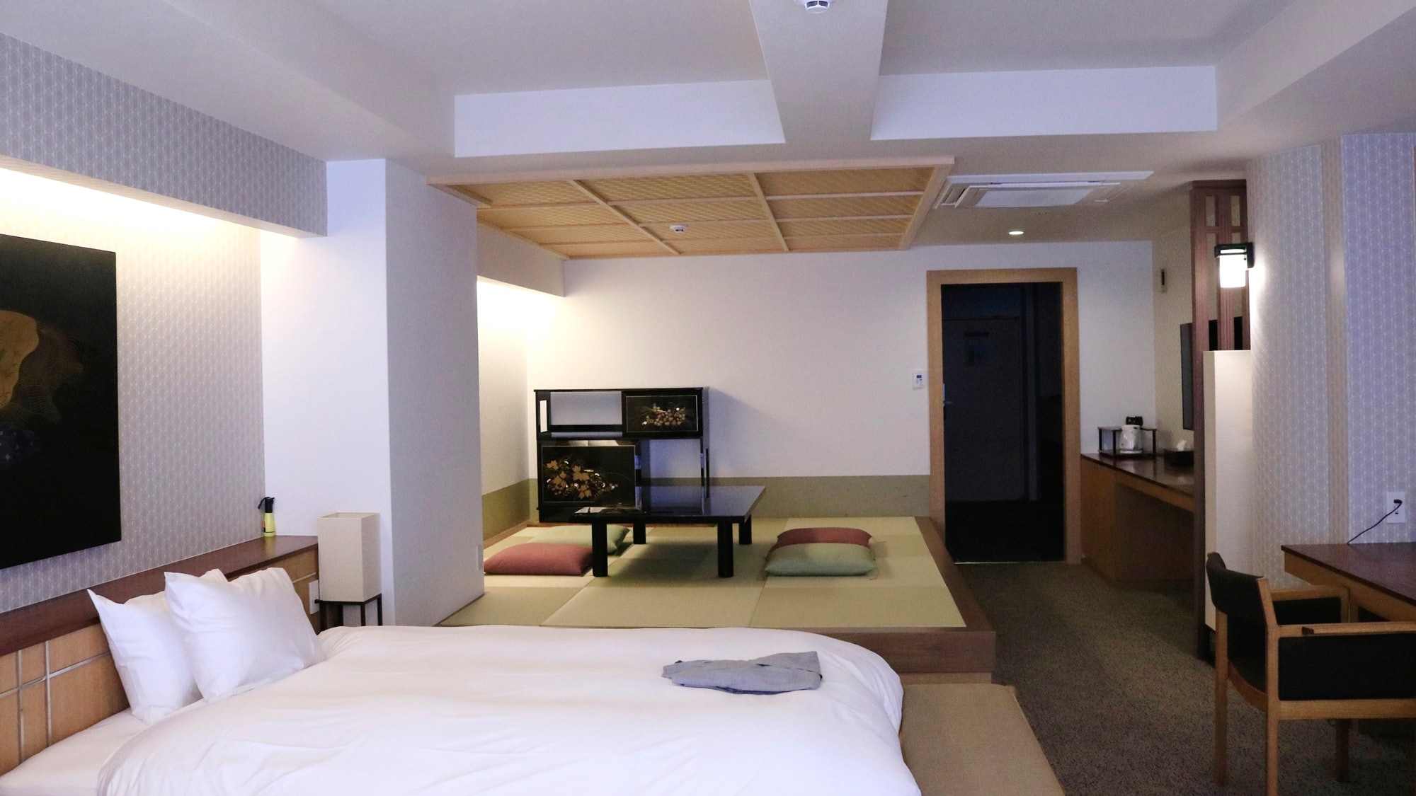 * [Sweet] Please relax in your room while looking at the lacquer furnishings.