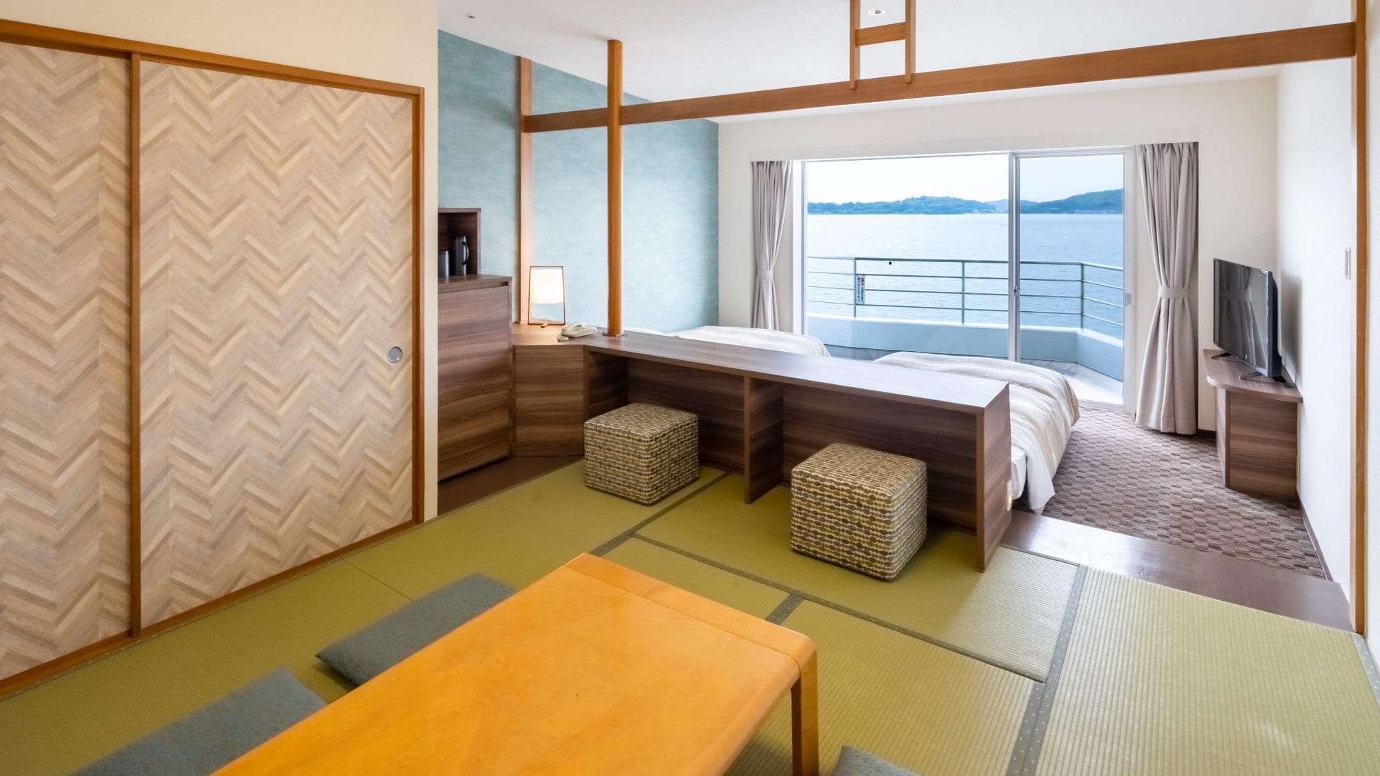 [Guest room] Japanese-Western style room with lake view (maximum capacity 4 people) | Upon entering the room, there is a tatami mat in front and two beds behind it.