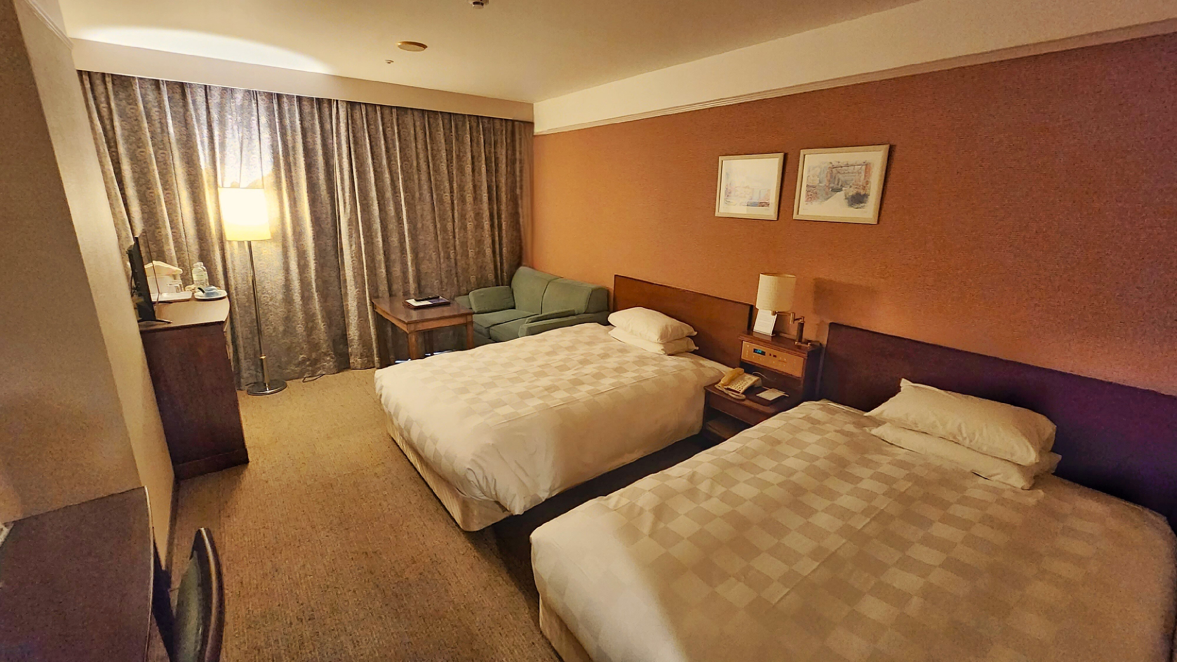 Di dalam kamar tamu dengan tirai tertutup (Kamar Deluxe Twin)