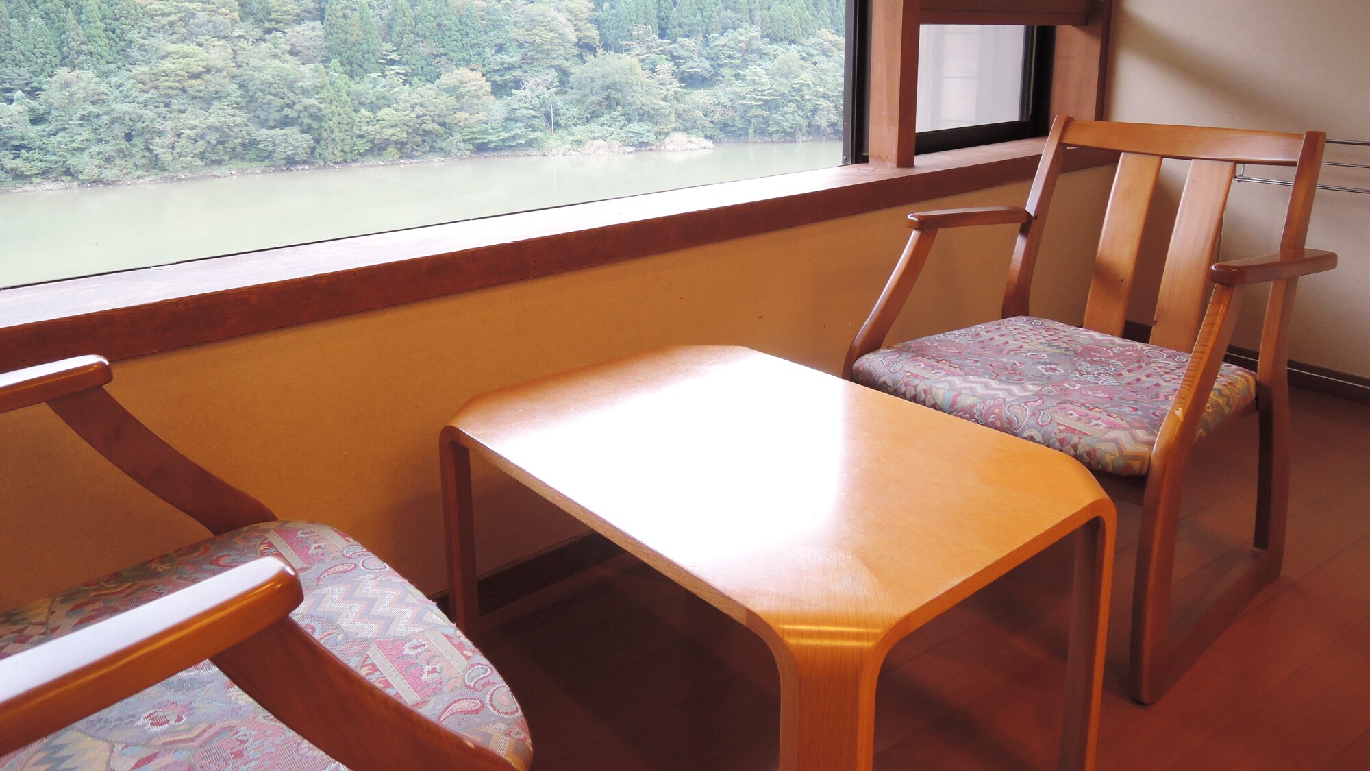 * Please spend a relaxing time looking at the emerald green river surface and nature.