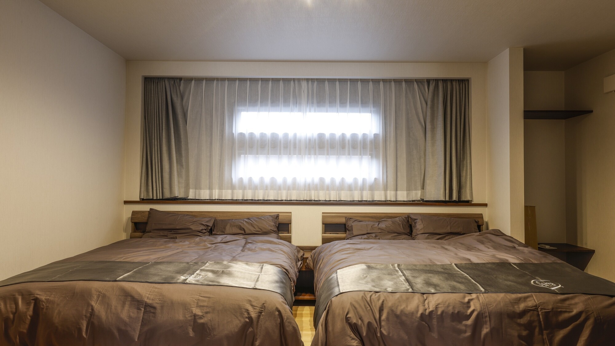 Kamar tidur mewah dengan dua tempat tidur queen